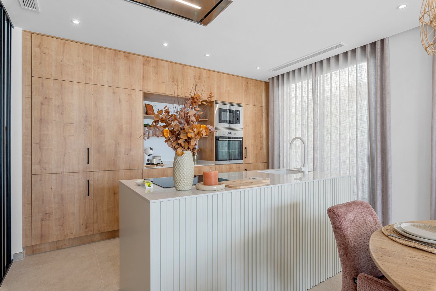 In der charmanten Ortschaft Dolores gelegen, bietet diese exklusive Sammlung von 10 Reihenhäusern eine ideale Wohnumgebung für diejenigen, die Ruhe u