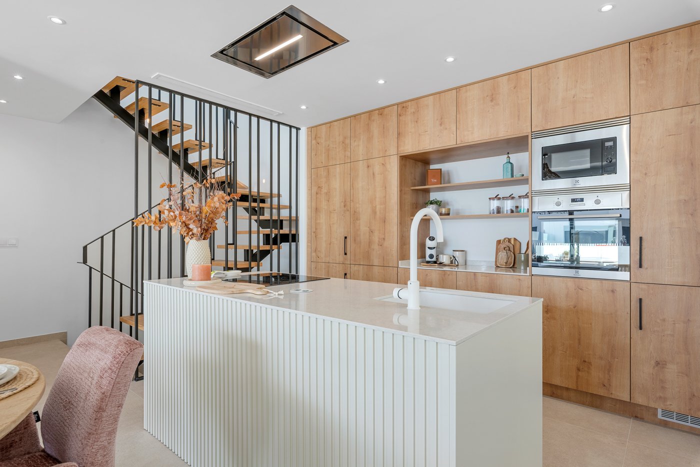 In der charmanten Ortschaft Dolores gelegen, bietet diese exklusive Sammlung von 10 Reihenhäusern eine ideale Wohnumgebung für diejenigen, die Ruhe u