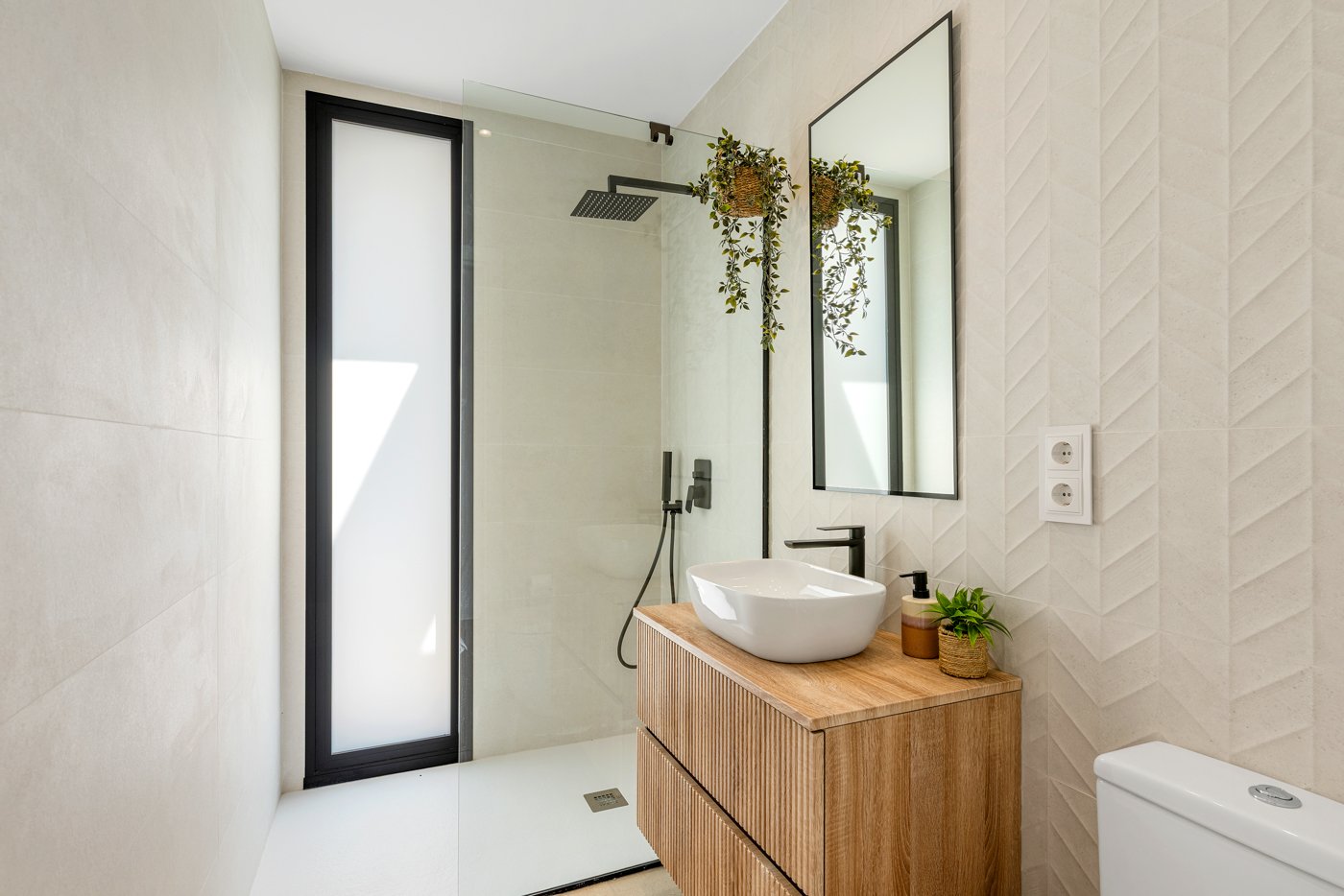 In der charmanten Ortschaft Dolores gelegen, bietet diese exklusive Sammlung von 10 Reihenhäusern eine ideale Wohnumgebung für diejenigen, die Ruhe u