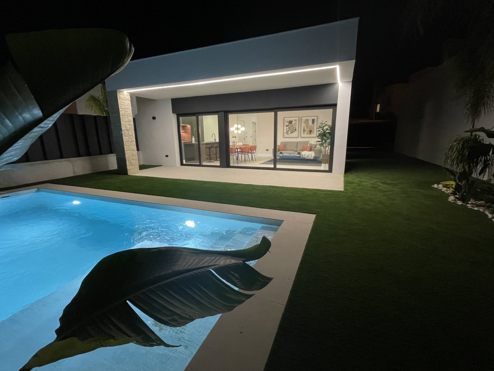  In der charmanten Stadt Molina de Segura gelegen, bietet dieser Wohnkomplex 34 unabhängige Häuser, die Komfort und Modernität vereinen. Die Immobilie