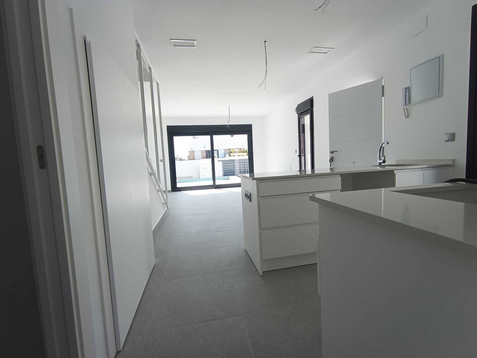  In der charmanten Umgebung von Daya Nueva gelegen, bietet diese exklusive Sammlung von 19 unabhängigen Häusern einen ruhigen und komfortablen Lebenss