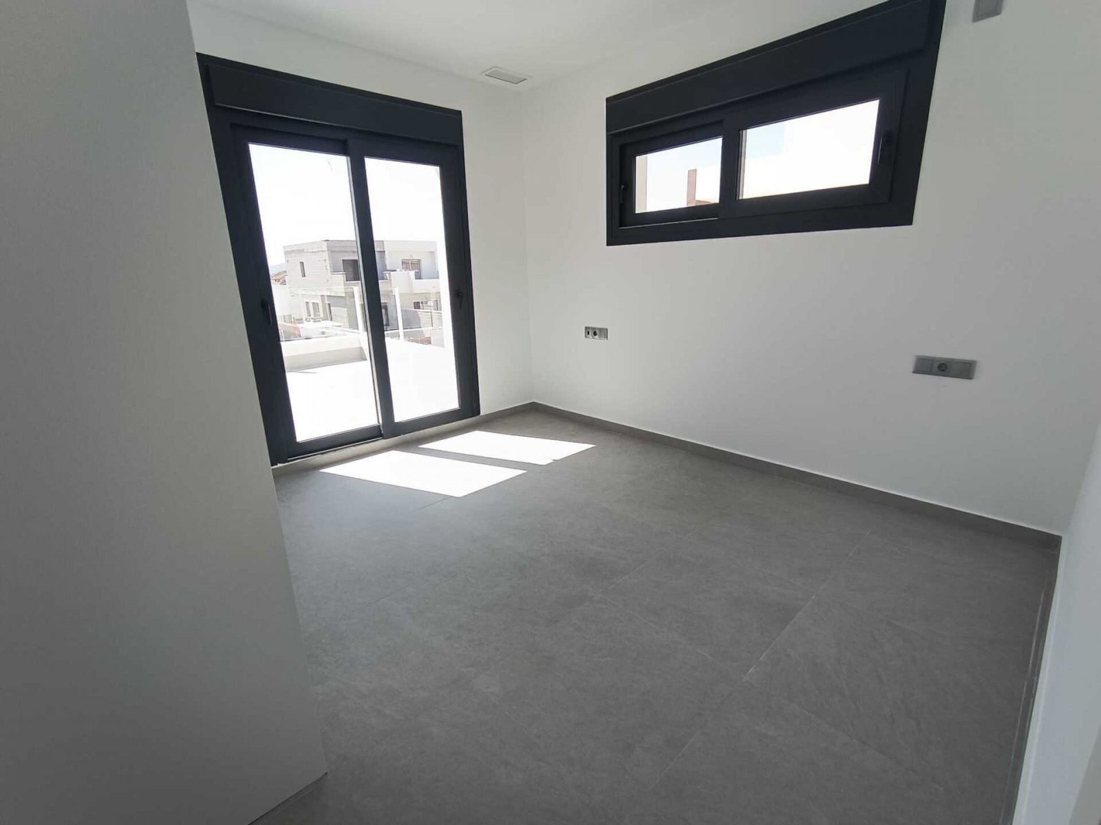  In der charmanten Umgebung von Daya Nueva gelegen, bietet diese exklusive Sammlung von 19 unabhängigen Häusern einen ruhigen und komfortablen Lebenss