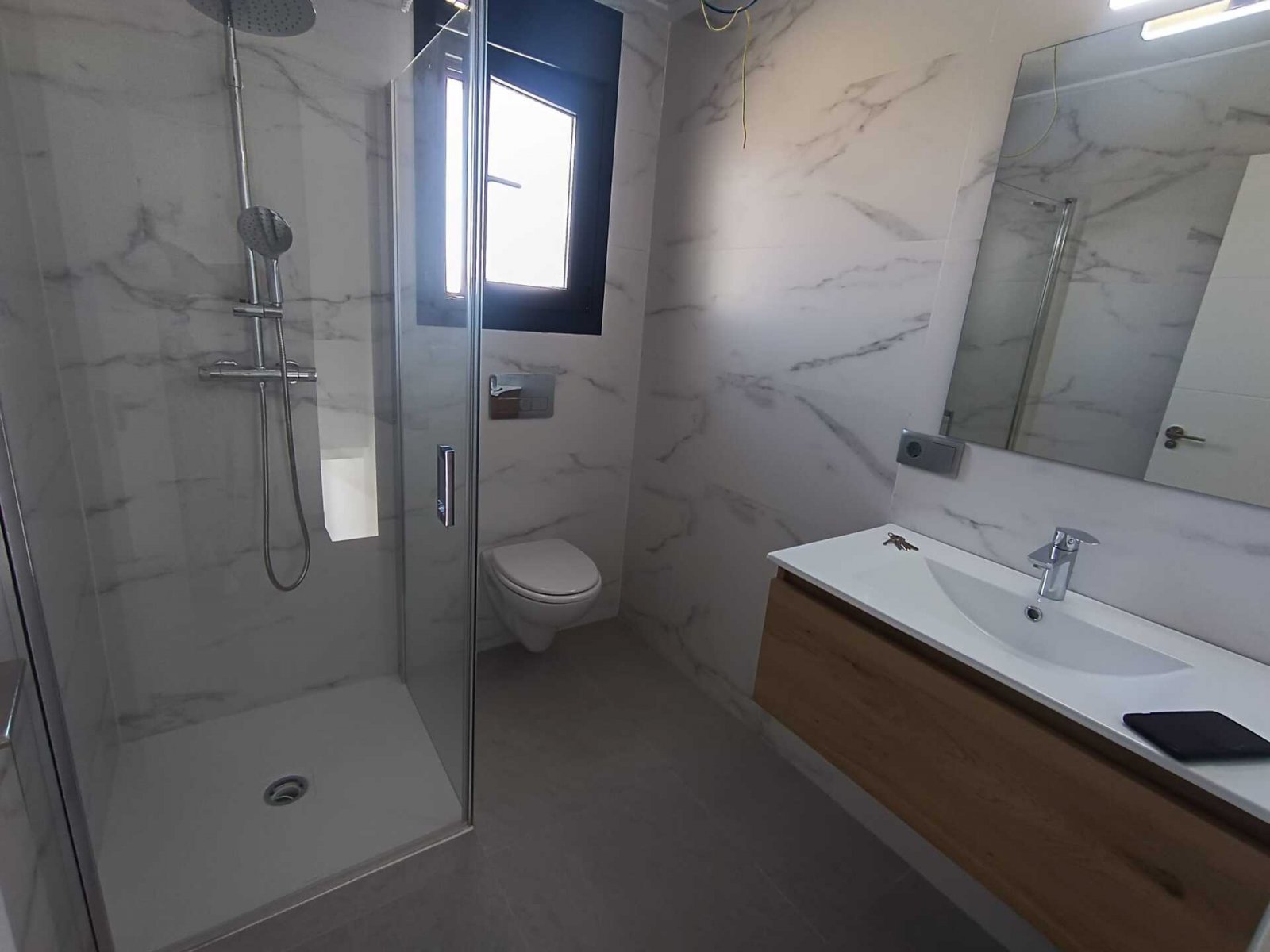  In der charmanten Umgebung von Daya Nueva gelegen, bietet diese exklusive Sammlung von 19 unabhängigen Häusern einen ruhigen und komfortablen Lebenss