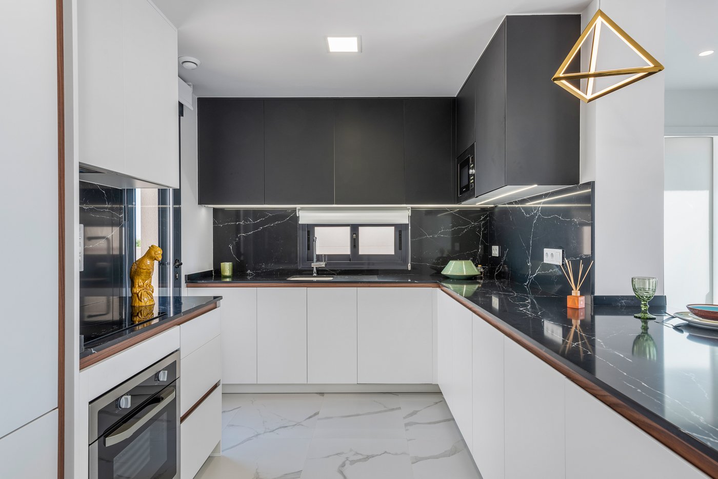  In der charmanten Ortschaft San Miguel de Salinas gelegen, bietet dieser exklusive Wohnkomplex eine Auswahl von 8 Bungalows, aufgeteilt in High-Bunga