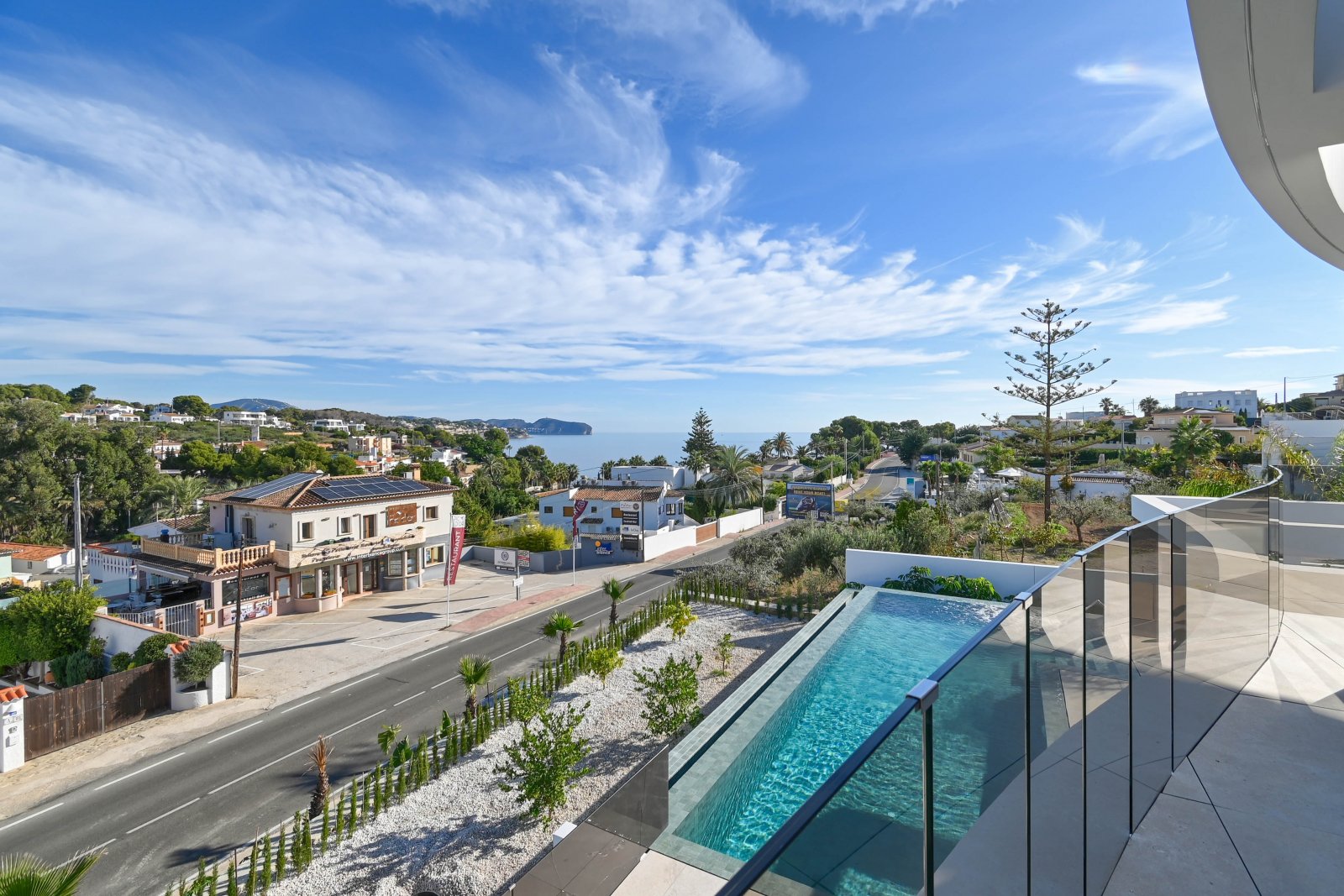  Diese exklusive Villa befindet sich in der charmanten Stadt Benisa und bietet eine privilegierte Umgebung mit Meerblick. Die Immobilie liegt nur 400 