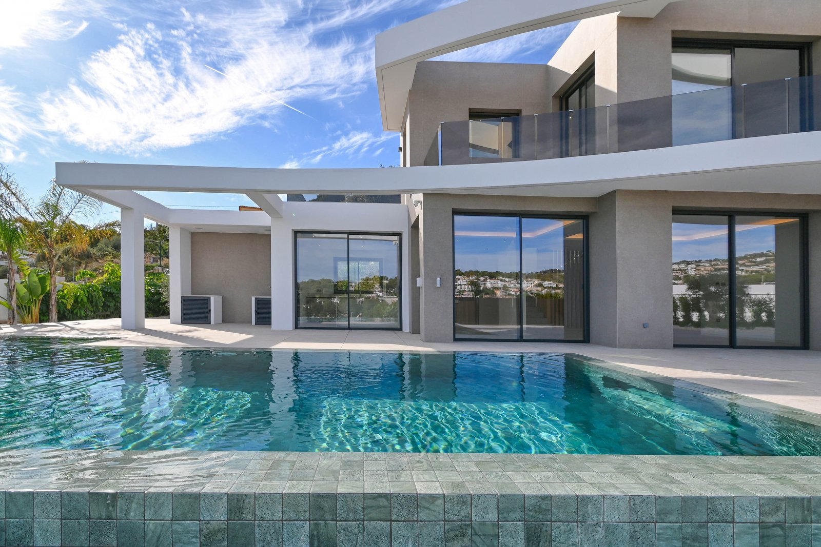  Diese exklusive Villa befindet sich in der charmanten Stadt Benisa und bietet eine privilegierte Umgebung mit Meerblick. Die Immobilie liegt nur 400 