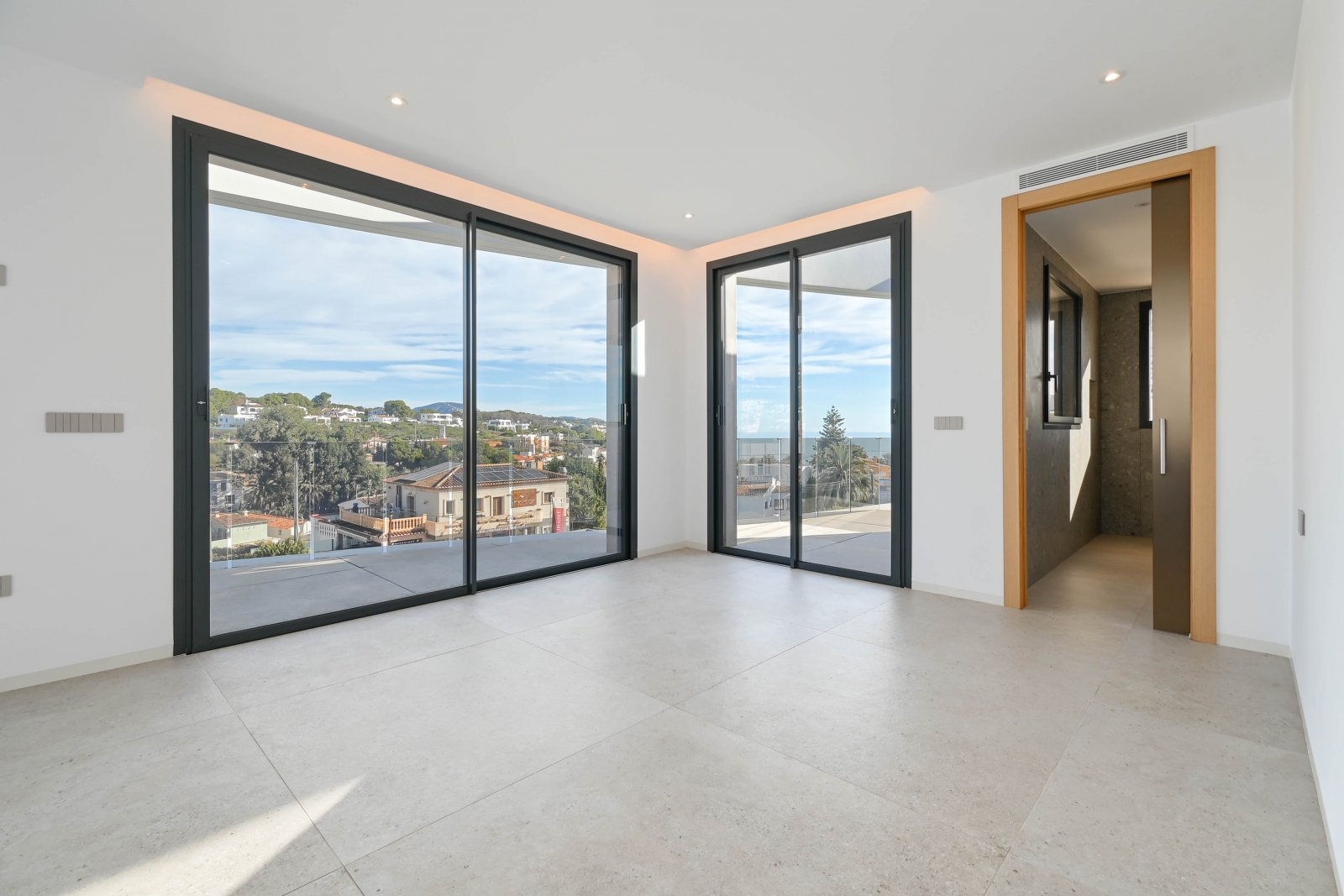  Diese exklusive Villa befindet sich in der charmanten Stadt Benisa und bietet eine privilegierte Umgebung mit Meerblick. Die Immobilie liegt nur 400 