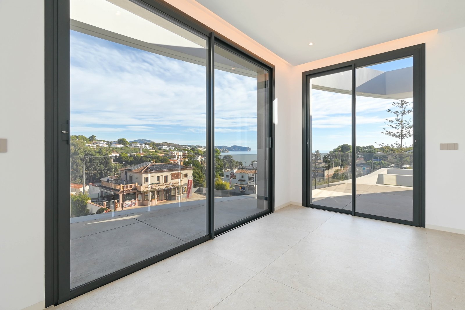  Diese exklusive Villa befindet sich in der charmanten Stadt Benisa und bietet eine privilegierte Umgebung mit Meerblick. Die Immobilie liegt nur 400 