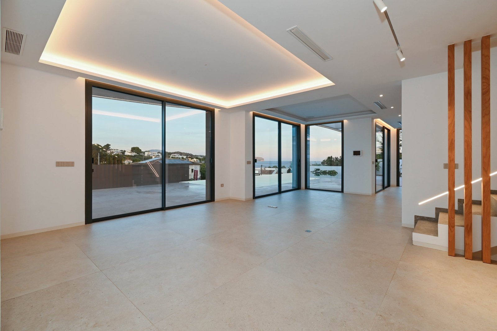  Diese exklusive Villa befindet sich in der charmanten Stadt Benisa und bietet eine privilegierte Umgebung mit Meerblick. Die Immobilie liegt nur 400 