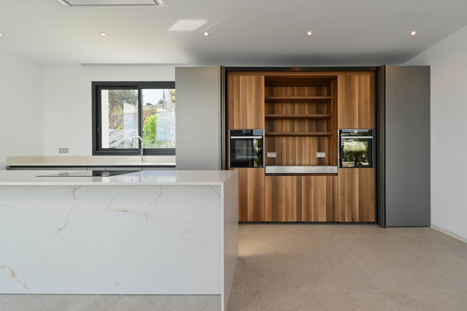  Diese exklusive Villa befindet sich in der charmanten Stadt Benisa und bietet eine privilegierte Umgebung mit Meerblick. Die Immobilie liegt nur 400 