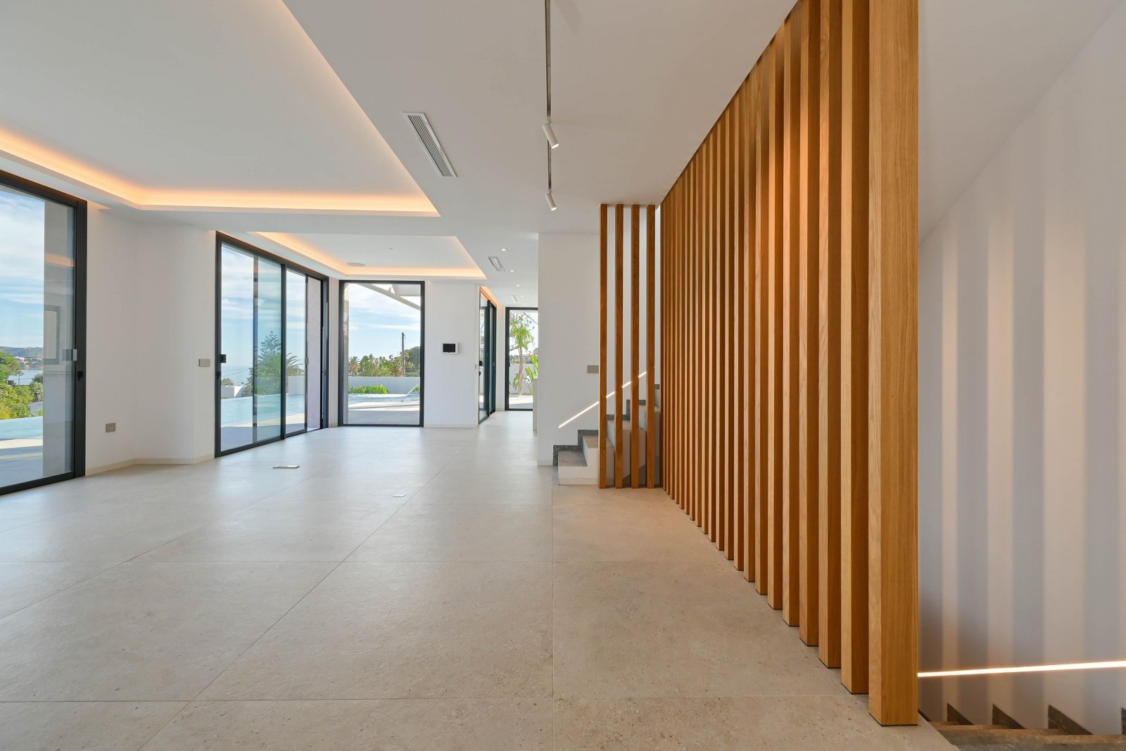  Diese exklusive Villa befindet sich in der charmanten Stadt Benisa und bietet eine privilegierte Umgebung mit Meerblick. Die Immobilie liegt nur 400 