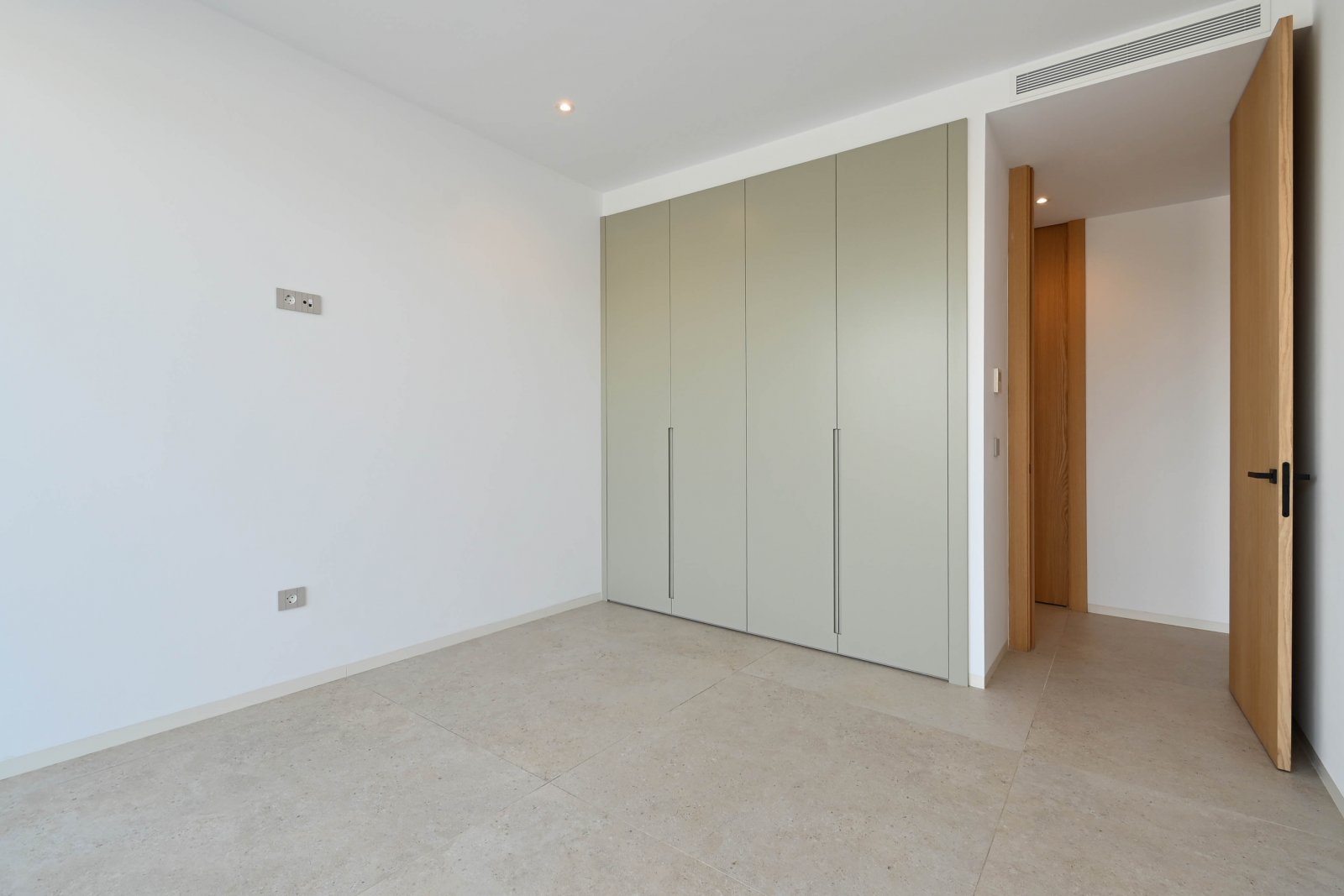  Diese exklusive Villa befindet sich in der charmanten Stadt Benisa und bietet eine privilegierte Umgebung mit Meerblick. Die Immobilie liegt nur 400 