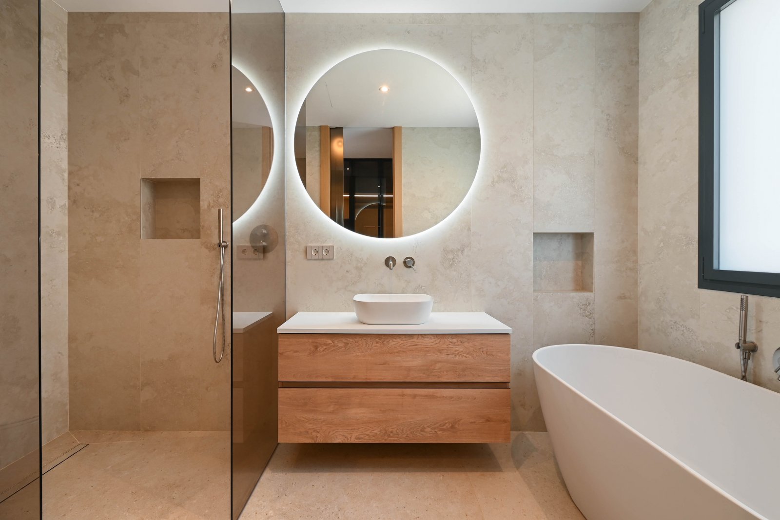  Diese exklusive Villa befindet sich in der charmanten Stadt Benisa und bietet eine privilegierte Umgebung mit Meerblick. Die Immobilie liegt nur 400 