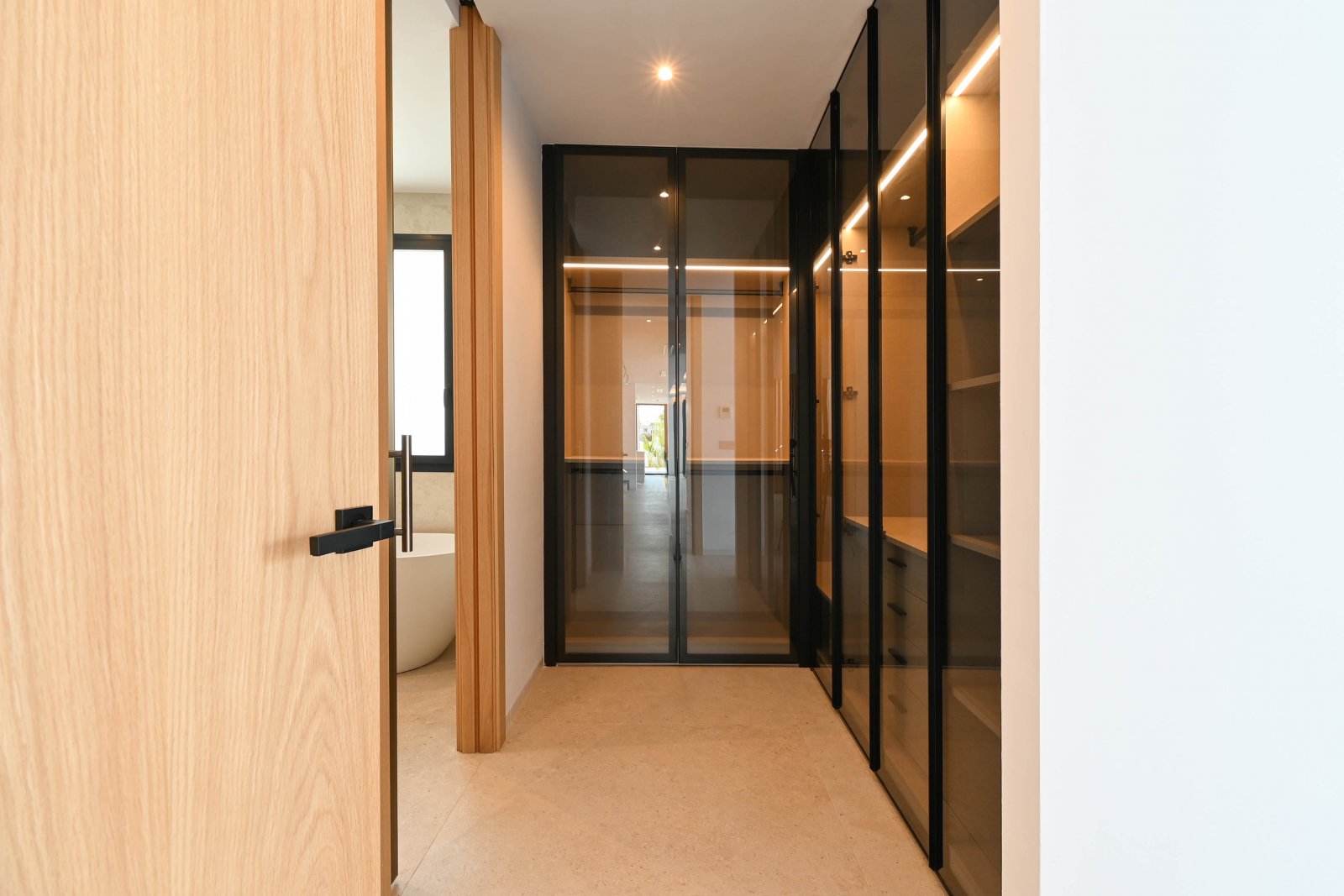  Diese exklusive Villa befindet sich in der charmanten Stadt Benisa und bietet eine privilegierte Umgebung mit Meerblick. Die Immobilie liegt nur 400 