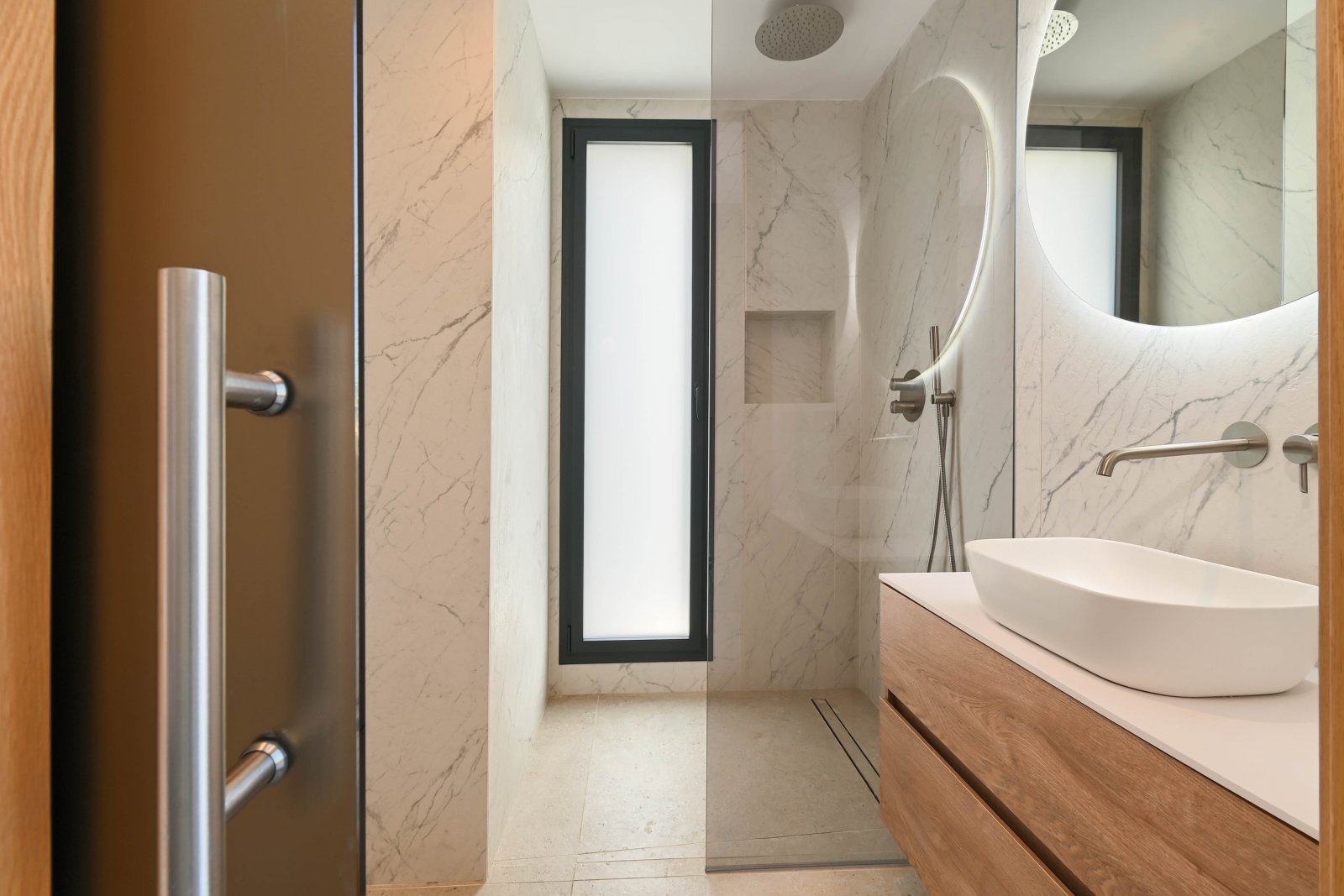  Diese exklusive Villa befindet sich in der charmanten Stadt Benisa und bietet eine privilegierte Umgebung mit Meerblick. Die Immobilie liegt nur 400 