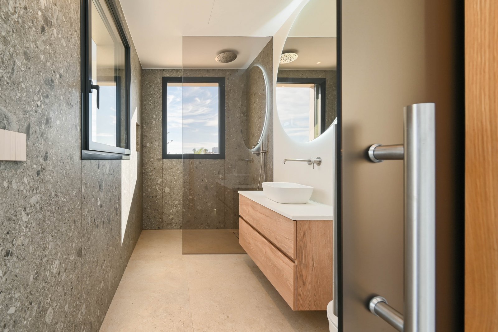  Diese exklusive Villa befindet sich in der charmanten Stadt Benisa und bietet eine privilegierte Umgebung mit Meerblick. Die Immobilie liegt nur 400 