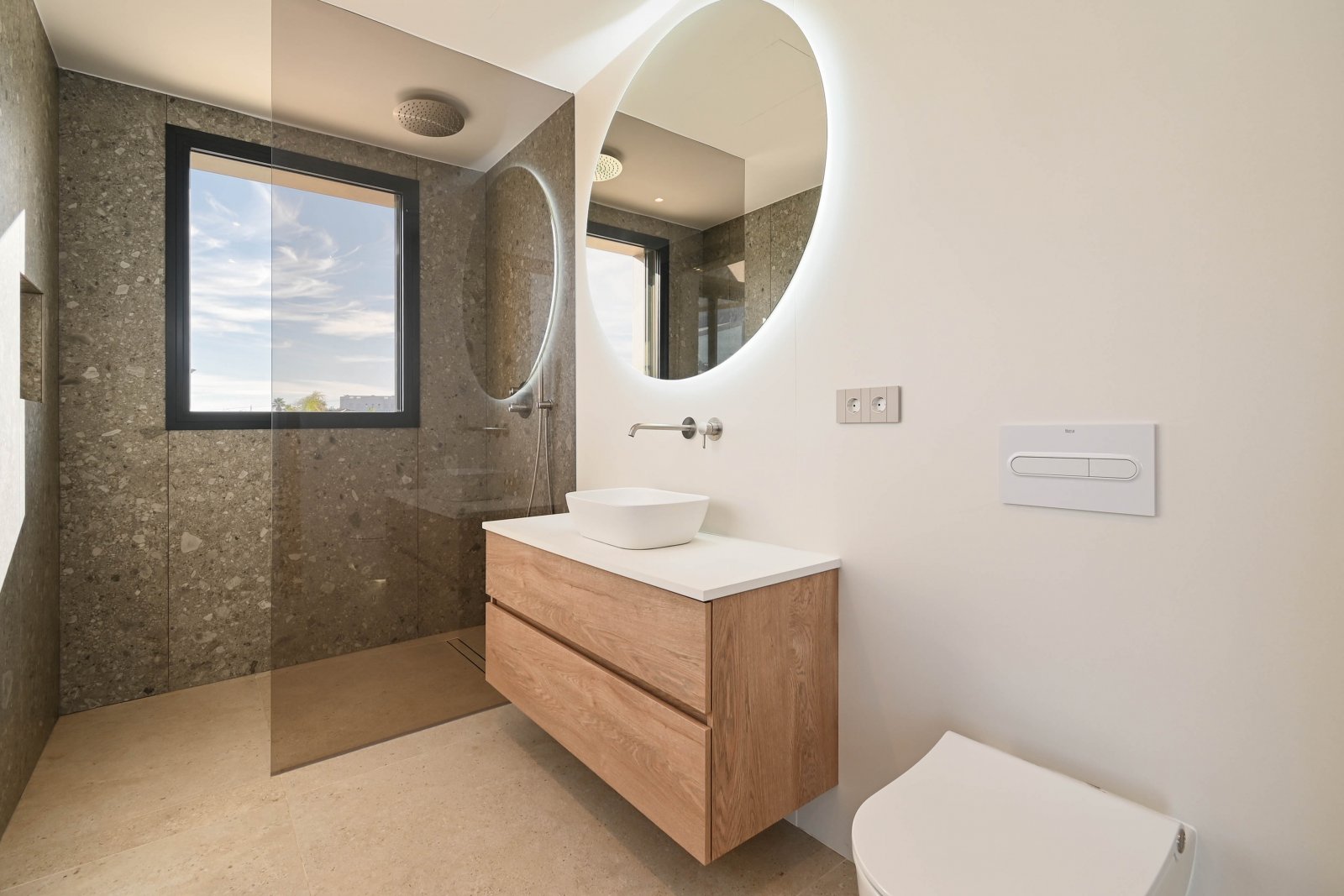  Diese exklusive Villa befindet sich in der charmanten Stadt Benisa und bietet eine privilegierte Umgebung mit Meerblick. Die Immobilie liegt nur 400 