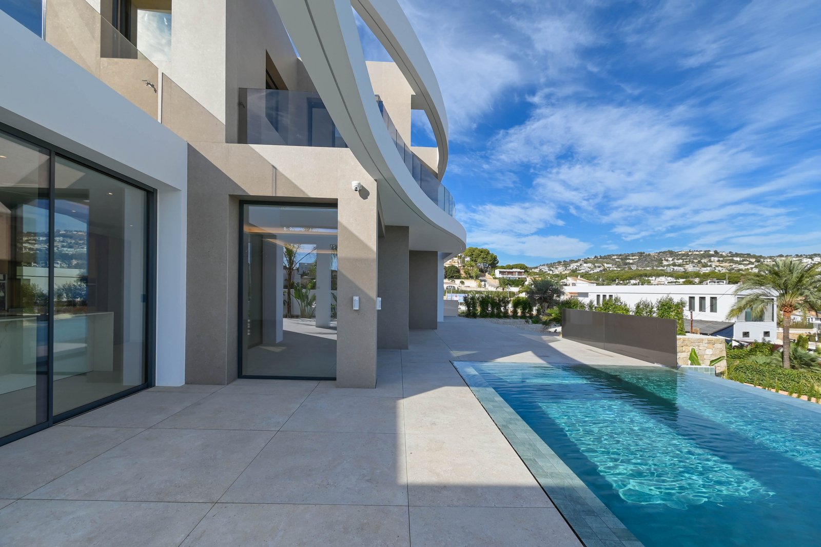  Diese exklusive Villa befindet sich in der charmanten Stadt Benisa und bietet eine privilegierte Umgebung mit Meerblick. Die Immobilie liegt nur 400 