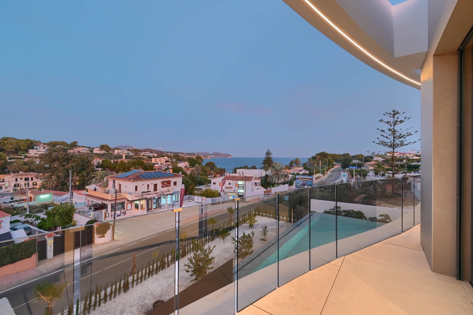  Diese exklusive Villa befindet sich in der charmanten Stadt Benisa und bietet eine privilegierte Umgebung mit Meerblick. Die Immobilie liegt nur 400 