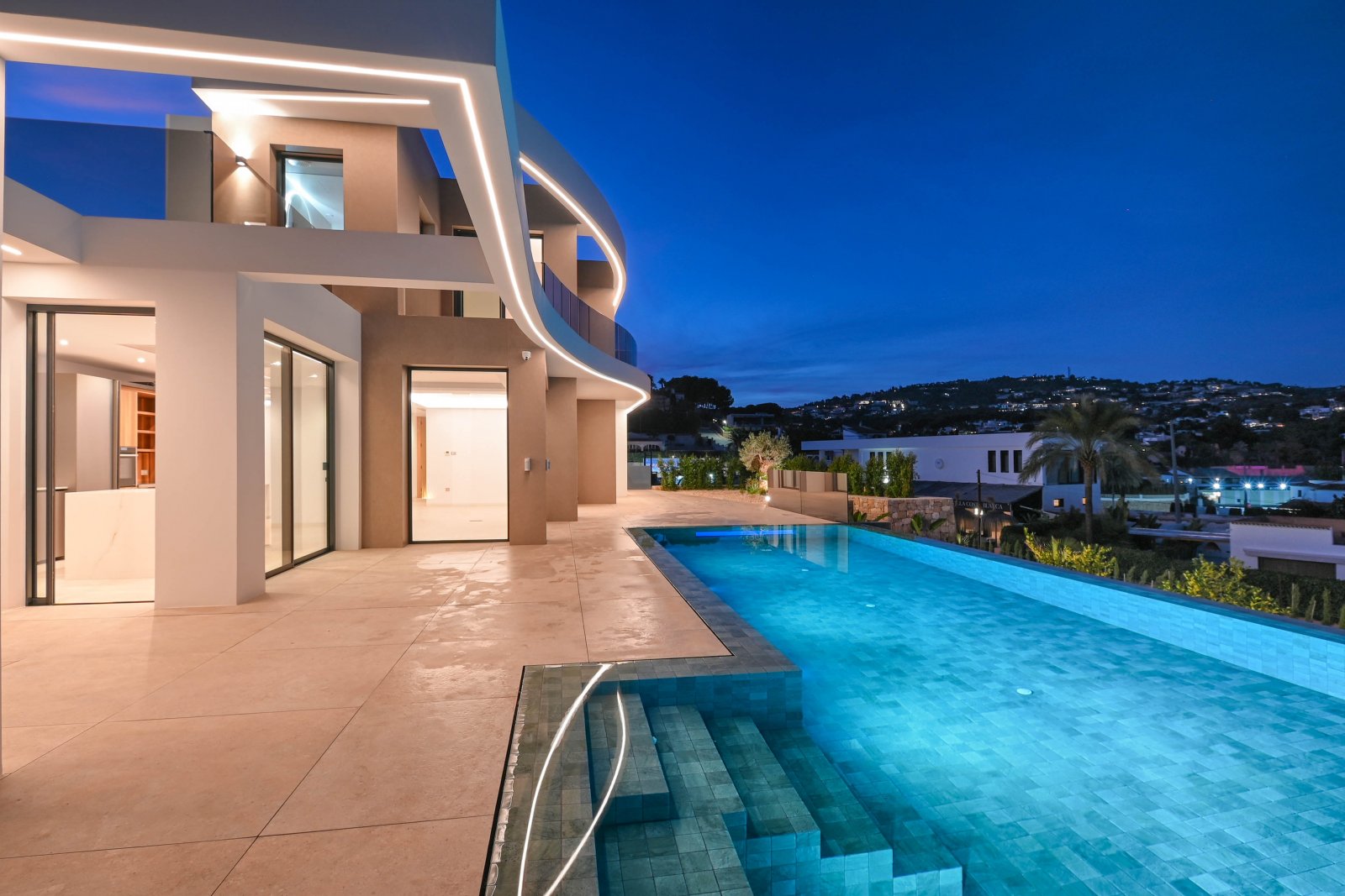  Diese exklusive Villa befindet sich in der charmanten Stadt Benisa und bietet eine privilegierte Umgebung mit Meerblick. Die Immobilie liegt nur 400 