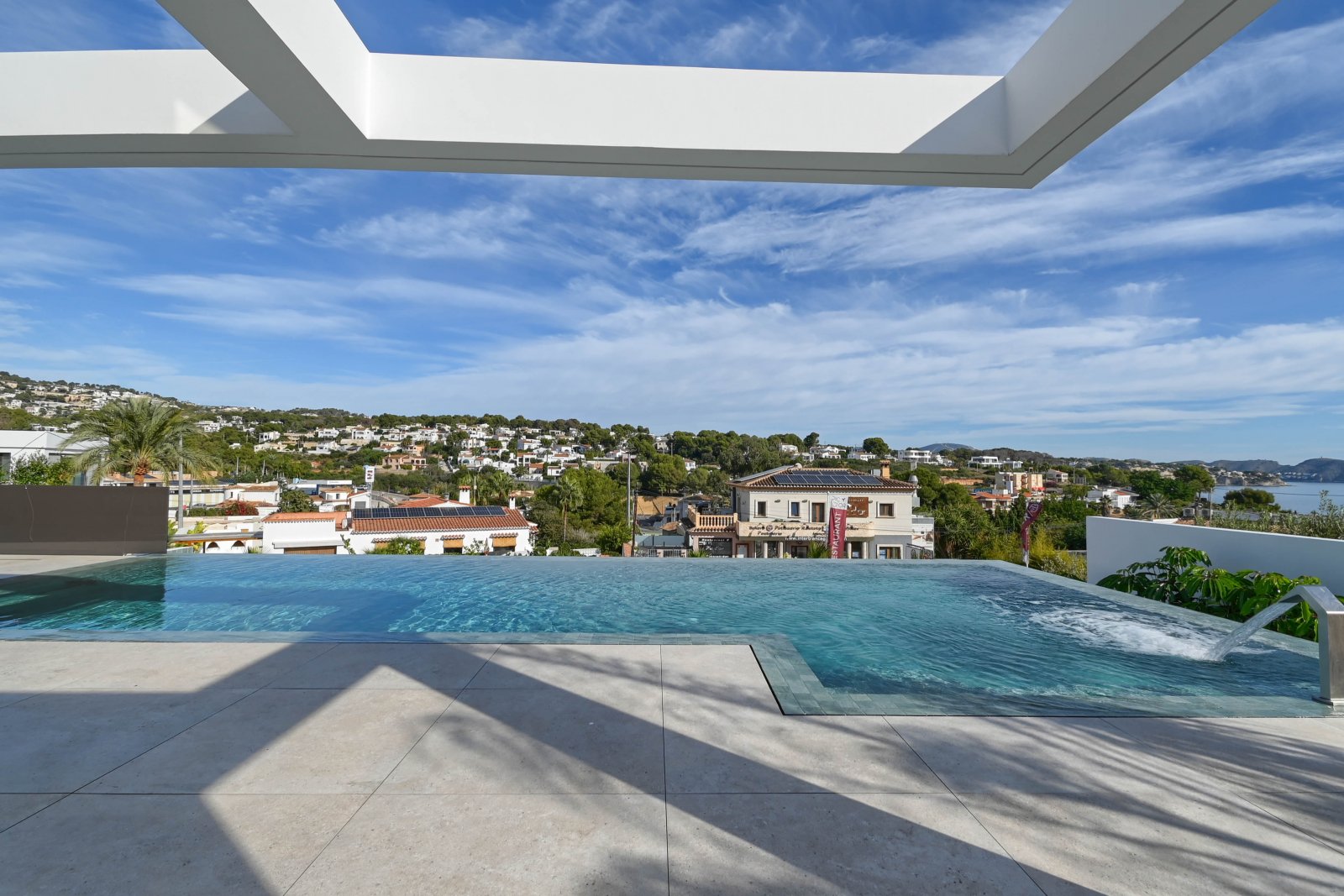  Diese exklusive Villa befindet sich in der charmanten Stadt Benisa und bietet eine privilegierte Umgebung mit Meerblick. Die Immobilie liegt nur 400 