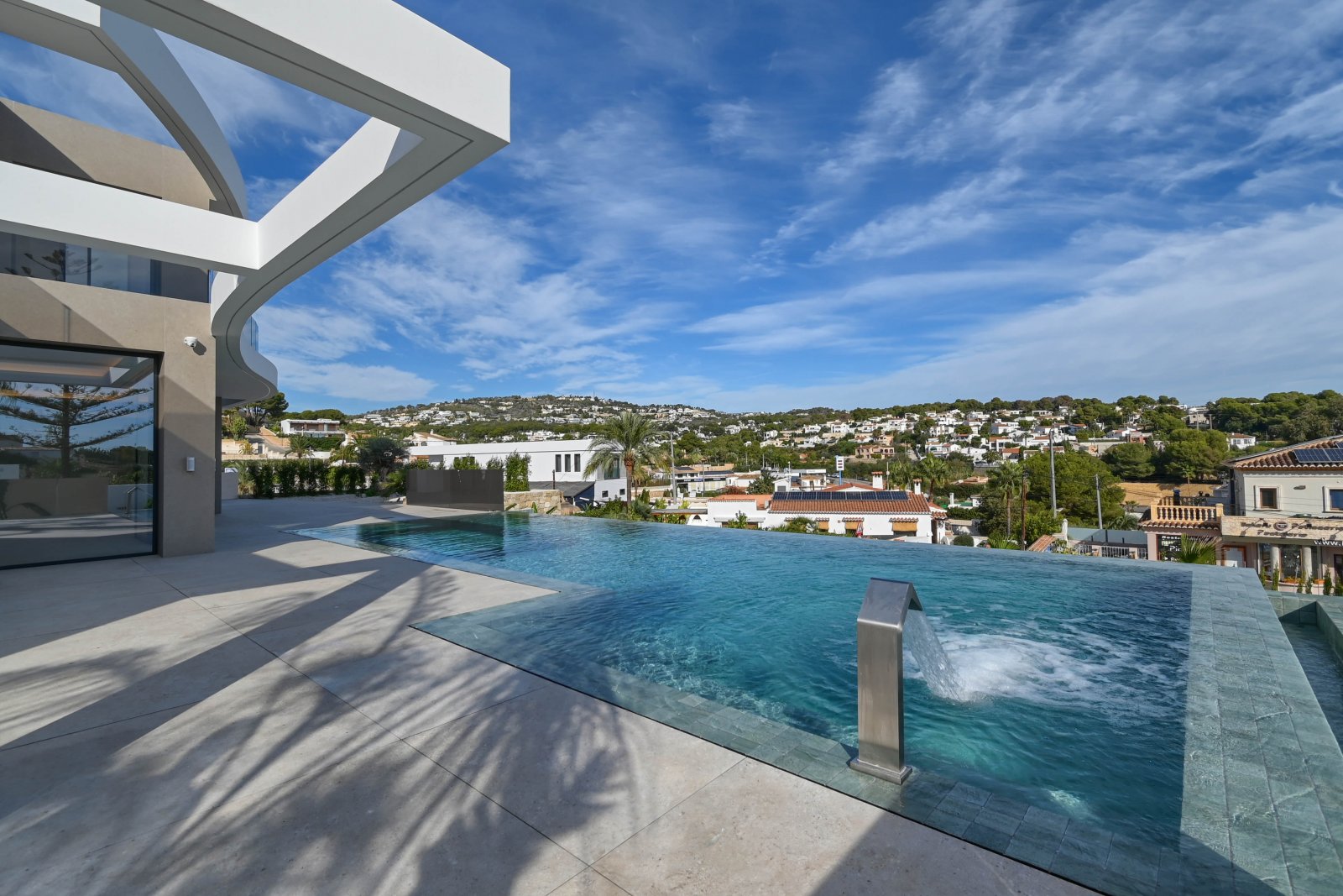  Diese exklusive Villa befindet sich in der charmanten Stadt Benisa und bietet eine privilegierte Umgebung mit Meerblick. Die Immobilie liegt nur 400 