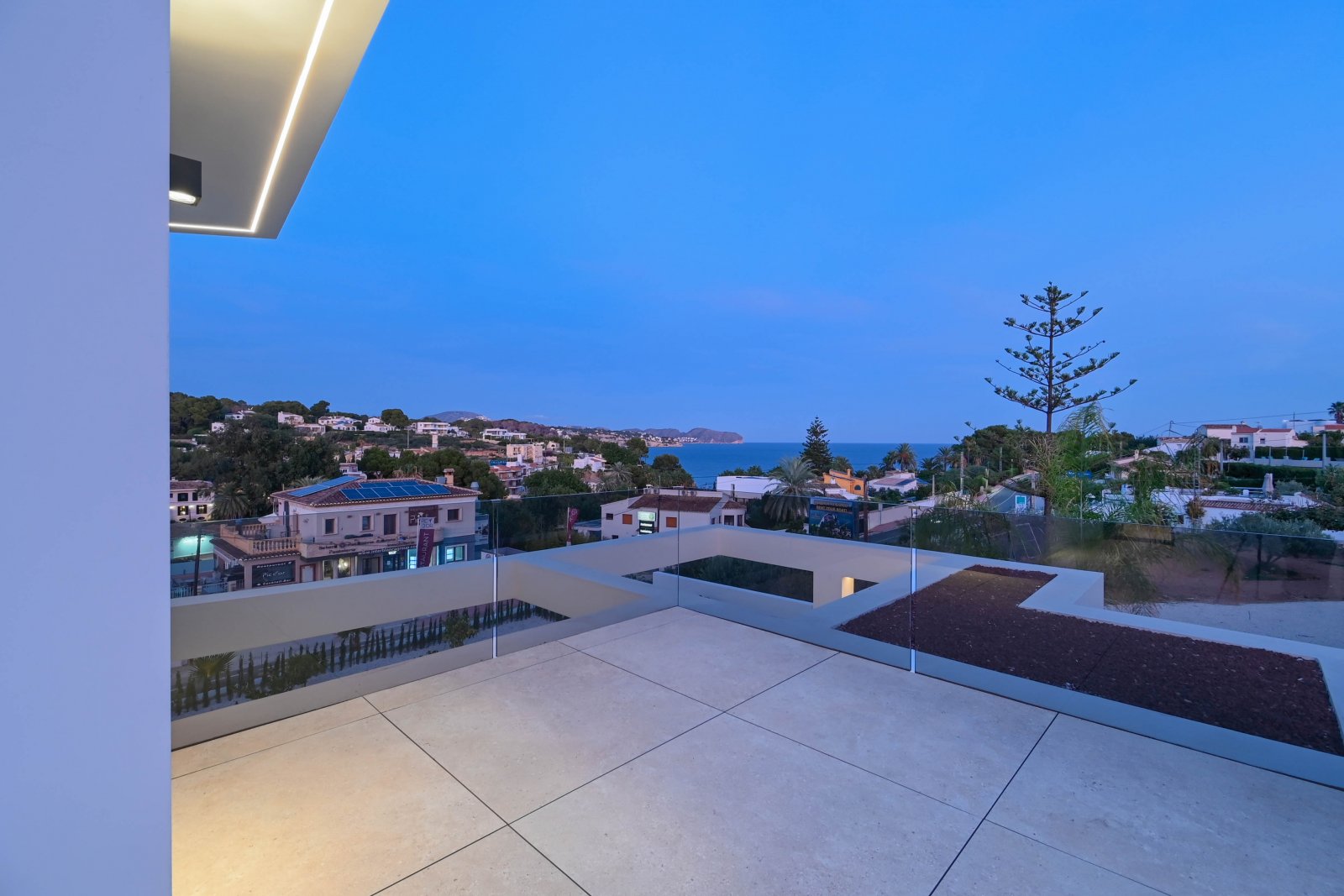  Diese exklusive Villa befindet sich in der charmanten Stadt Benisa und bietet eine privilegierte Umgebung mit Meerblick. Die Immobilie liegt nur 400 