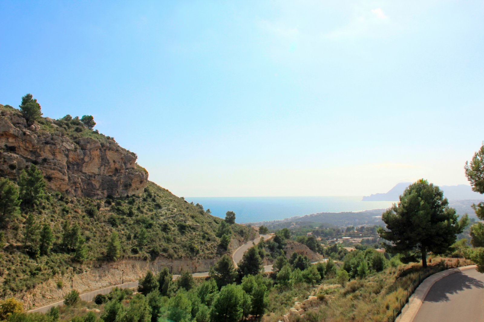  Diese Immobilien befinden sich in der exklusiven Ortschaft Altea und bieten ein einzigartiges Wohnerlebnis mit beeindruckendem Meerblick. Die Anlage 