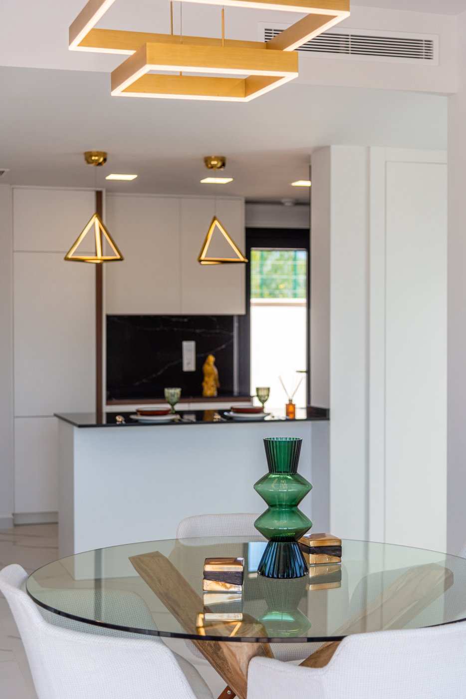 In der charmanten Ortschaft San Miguel de Salinas gelegen, bietet dieser exklusive Wohnkomplex eine Auswahl von 8 Bungalows, aufgeteilt in High-Bunga