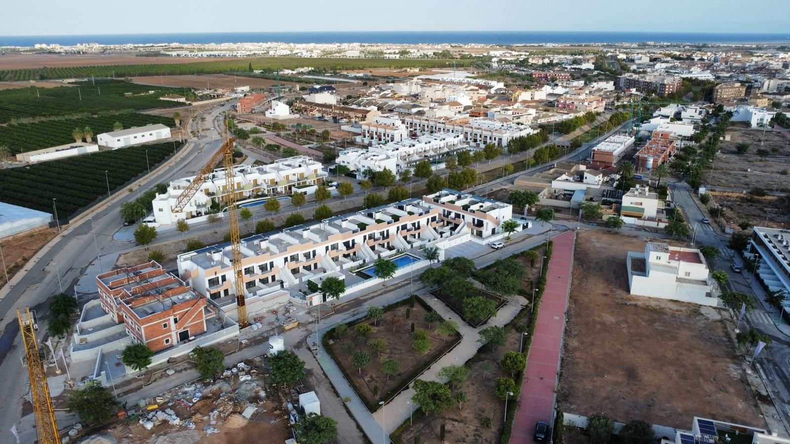  Im charmanten Ort Pilar de la Horadada gelegen, bietet diese Wohnanlage eine Auswahl von 28 Bungalows, die darauf ausgelegt sind, die Bedürfnisse der