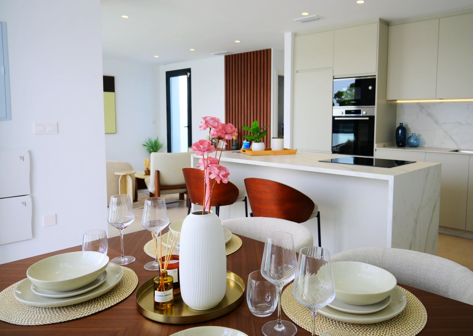 Diese exklusive Sammlung von Häusern befindet sich in der charmanten Stadt Dolores und bietet einen außergewöhnlichen Lebensstil in einer ruhigen und