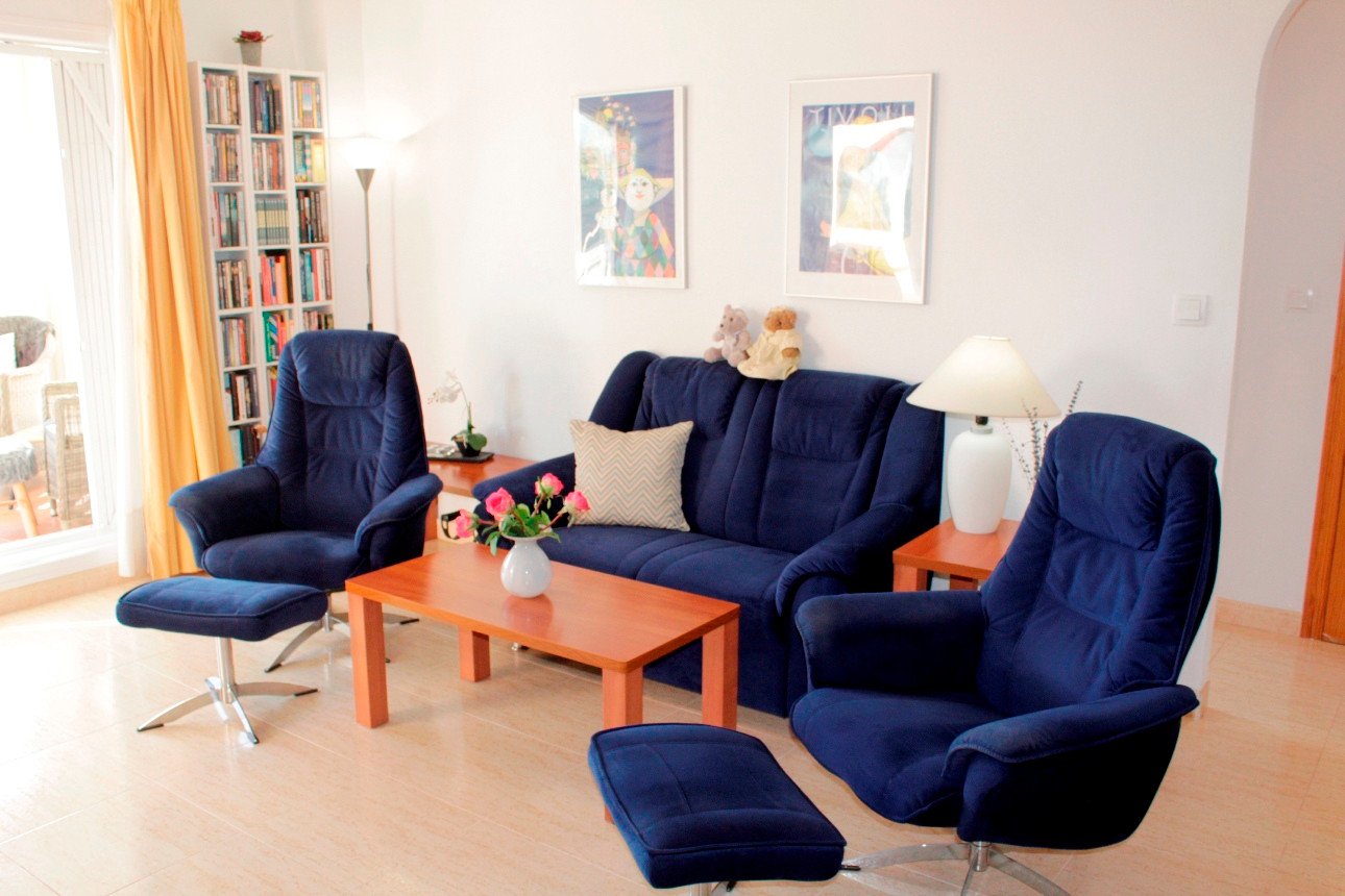  Diese wunderschön präsentierte, komplett möblierte Dachgeschosswohnung in Südostlage befindet sich in perfekter Lage in der begehrten Urbanisation Ze