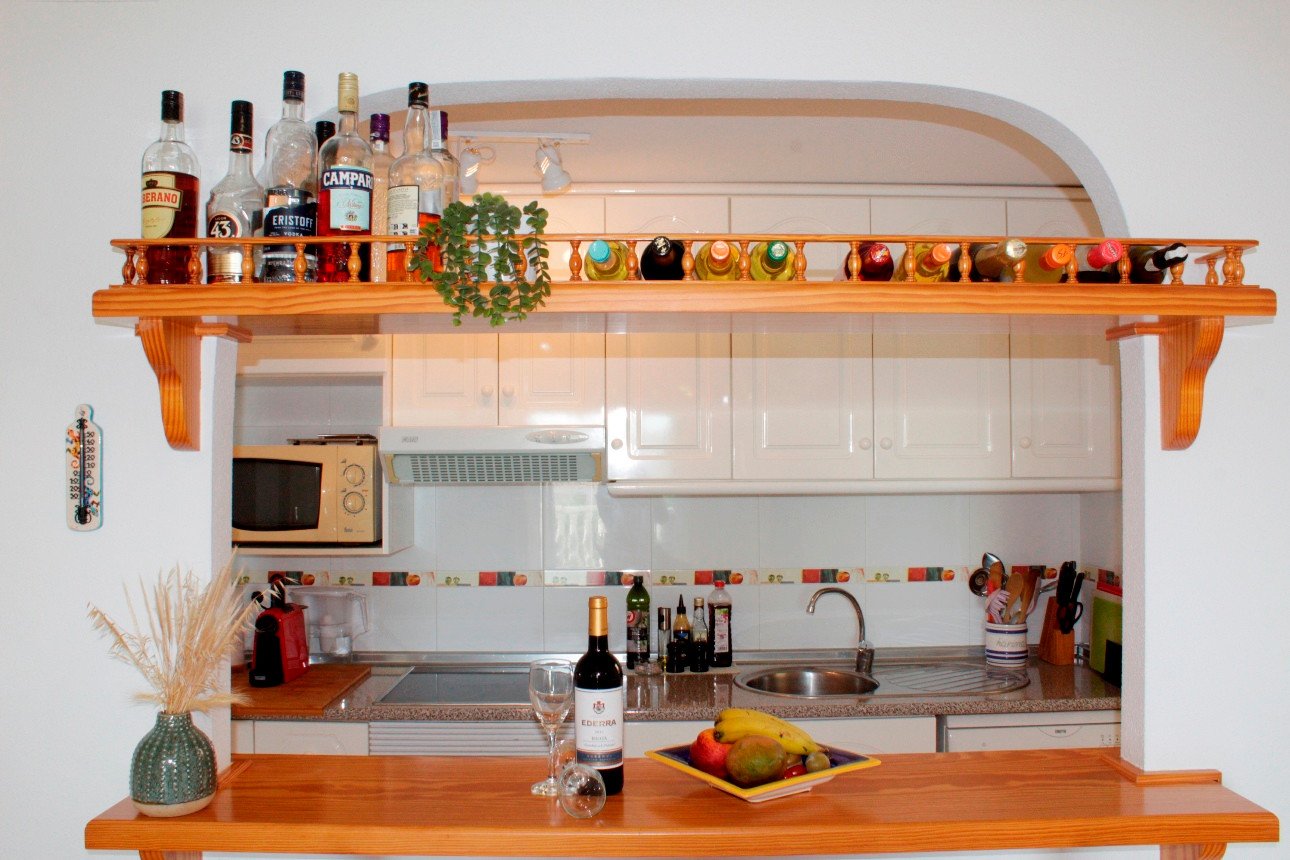  Diese wunderschön präsentierte, komplett möblierte Dachgeschosswohnung in Südostlage befindet sich in perfekter Lage in der begehrten Urbanisation Ze