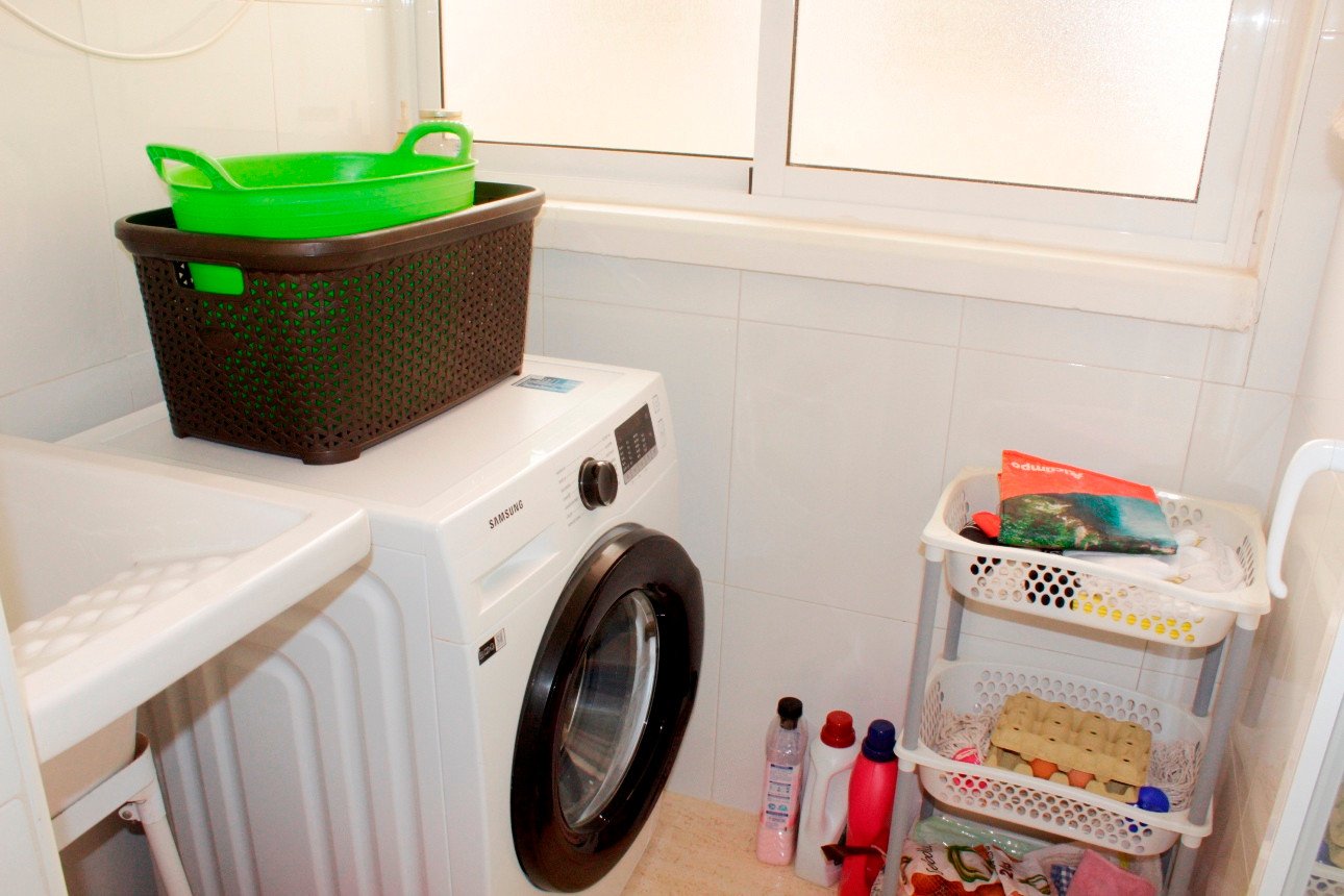  Diese wunderschön präsentierte, komplett möblierte Dachgeschosswohnung in Südostlage befindet sich in perfekter Lage in der begehrten Urbanisation Ze