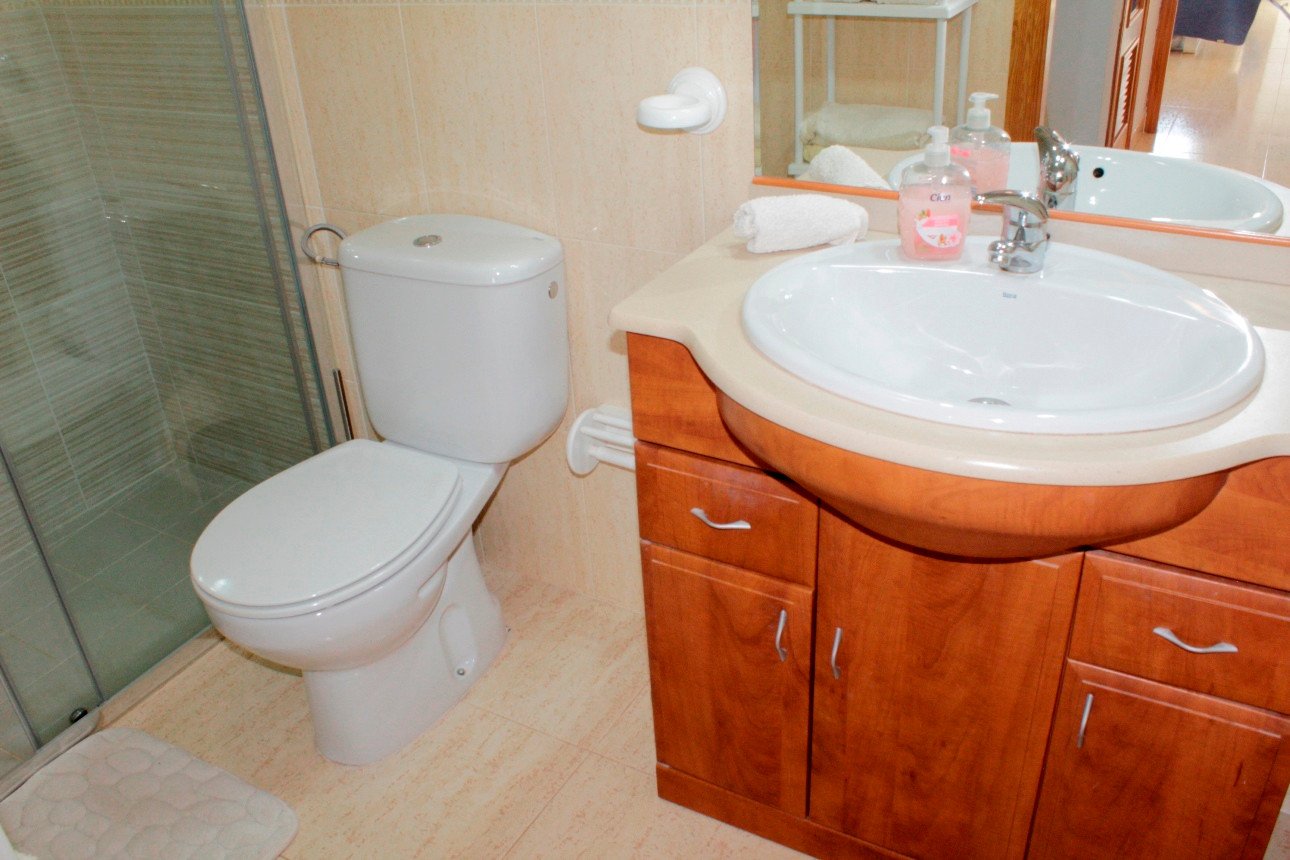  Diese wunderschön präsentierte, komplett möblierte Dachgeschosswohnung in Südostlage befindet sich in perfekter Lage in der begehrten Urbanisation Ze