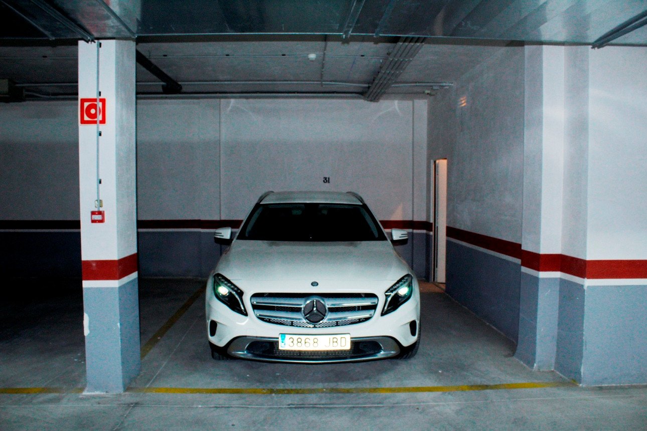  Diese wunderschön präsentierte, komplett möblierte Dachgeschosswohnung in Südostlage befindet sich in perfekter Lage in der begehrten Urbanisation Ze