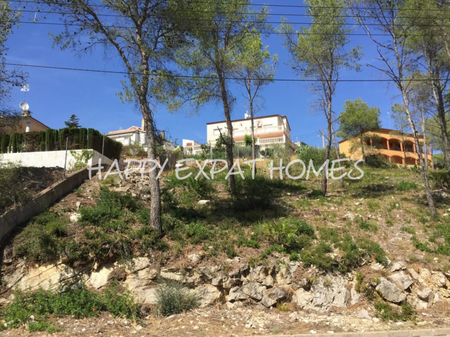 Schönes Grundstück in Can Suria, Olivella.
Dieses Grundstück befindet sich in der Nähe eines der Haupteingänge zur Urbanisation und eignet sich he