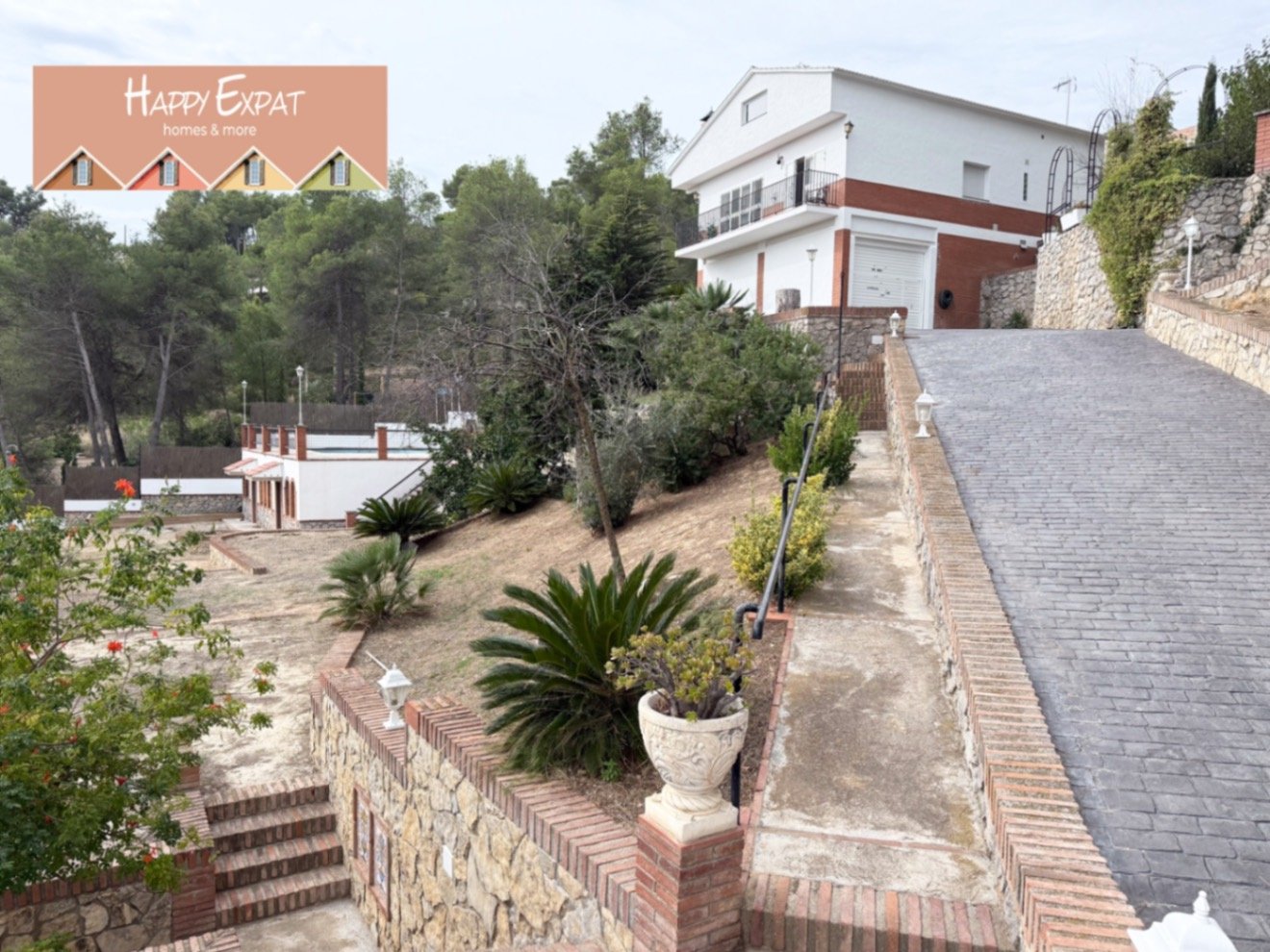 Eingebettet in den ruhigen Hügeln von Olivella, bietet diese schöne Villa die perfekte Kombination aus Ruhe, Raum und mediterranem Charme. Das Anwesen