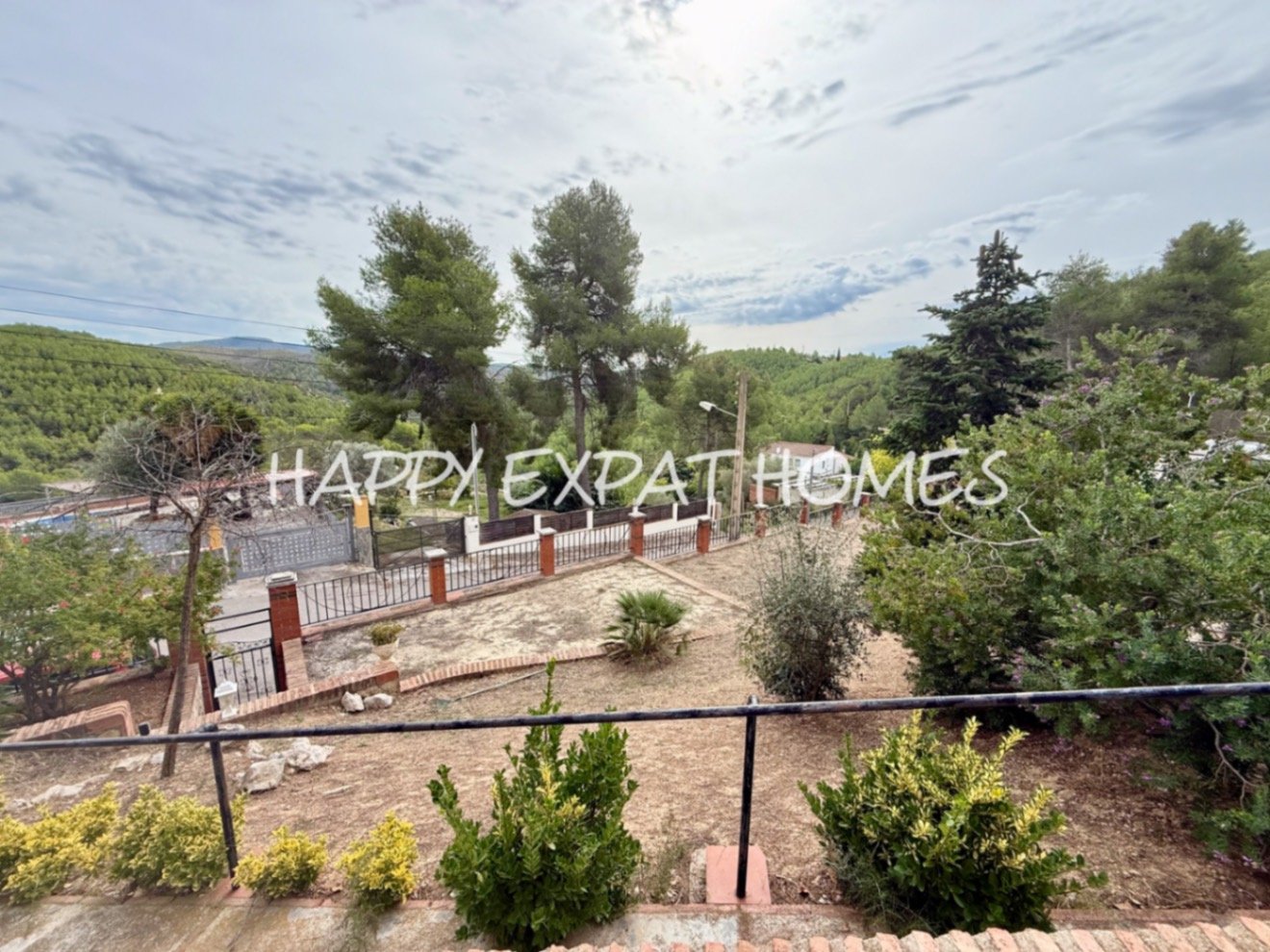 Eingebettet in den ruhigen Hügeln von Olivella, bietet diese schöne Villa die perfekte Kombination aus Ruhe, Raum und mediterranem Charme. Das Anwesen