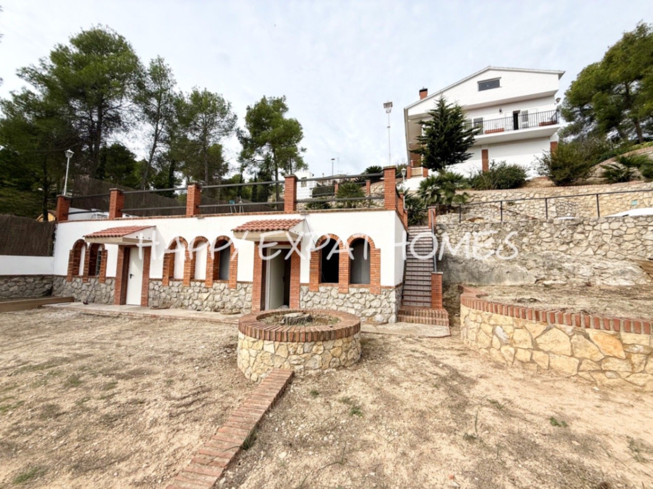 Eingebettet in den ruhigen Hügeln von Olivella, bietet diese schöne Villa die perfekte Kombination aus Ruhe, Raum und mediterranem Charme. Das Anwesen