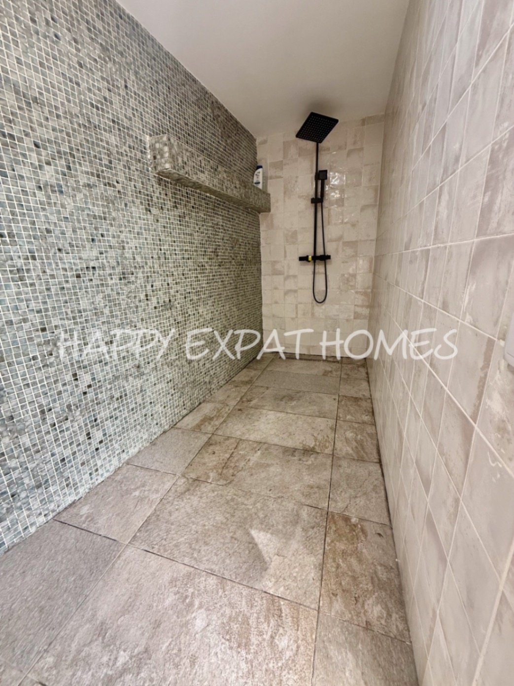 Eingebettet in den ruhigen Hügeln von Olivella, bietet diese schöne Villa die perfekte Kombination aus Ruhe, Raum und mediterranem Charme. Das Anwesen