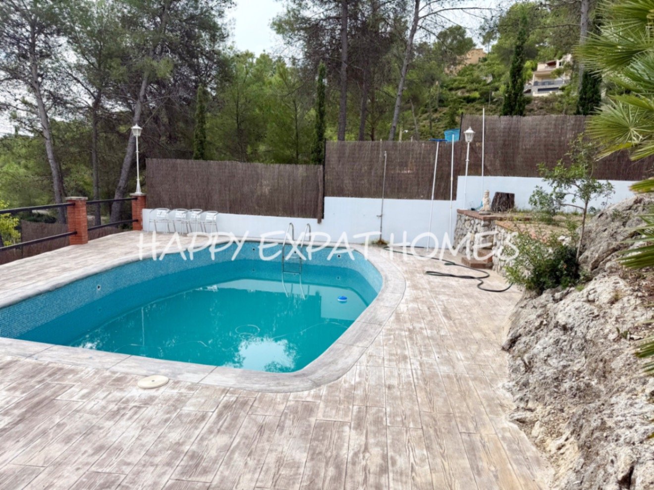 Eingebettet in den ruhigen Hügeln von Olivella, bietet diese schöne Villa die perfekte Kombination aus Ruhe, Raum und mediterranem Charme. Das Anwesen