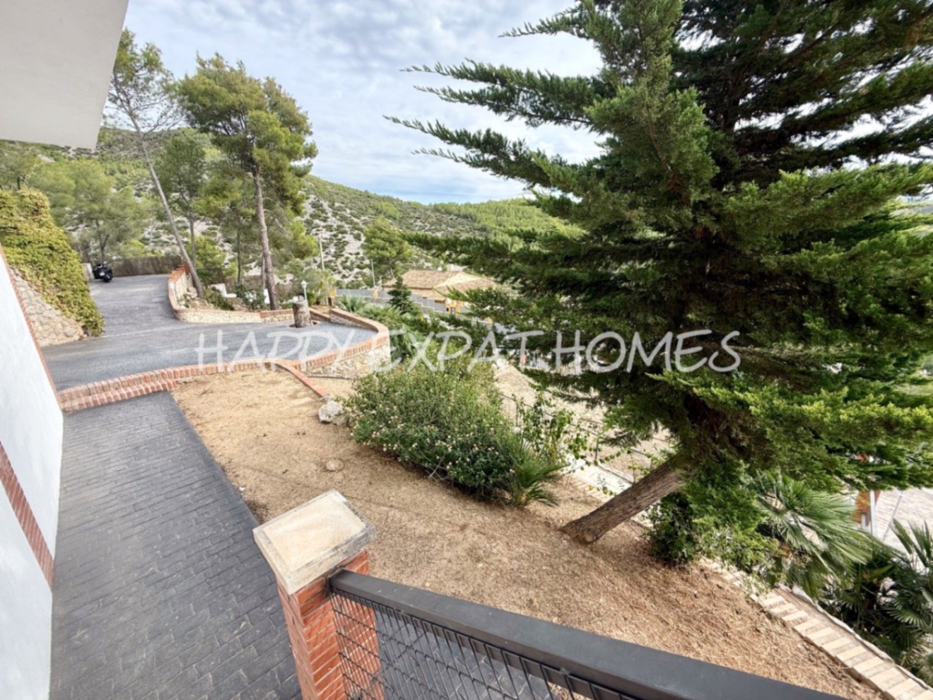 Eingebettet in den ruhigen Hügeln von Olivella, bietet diese schöne Villa die perfekte Kombination aus Ruhe, Raum und mediterranem Charme. Das Anwesen