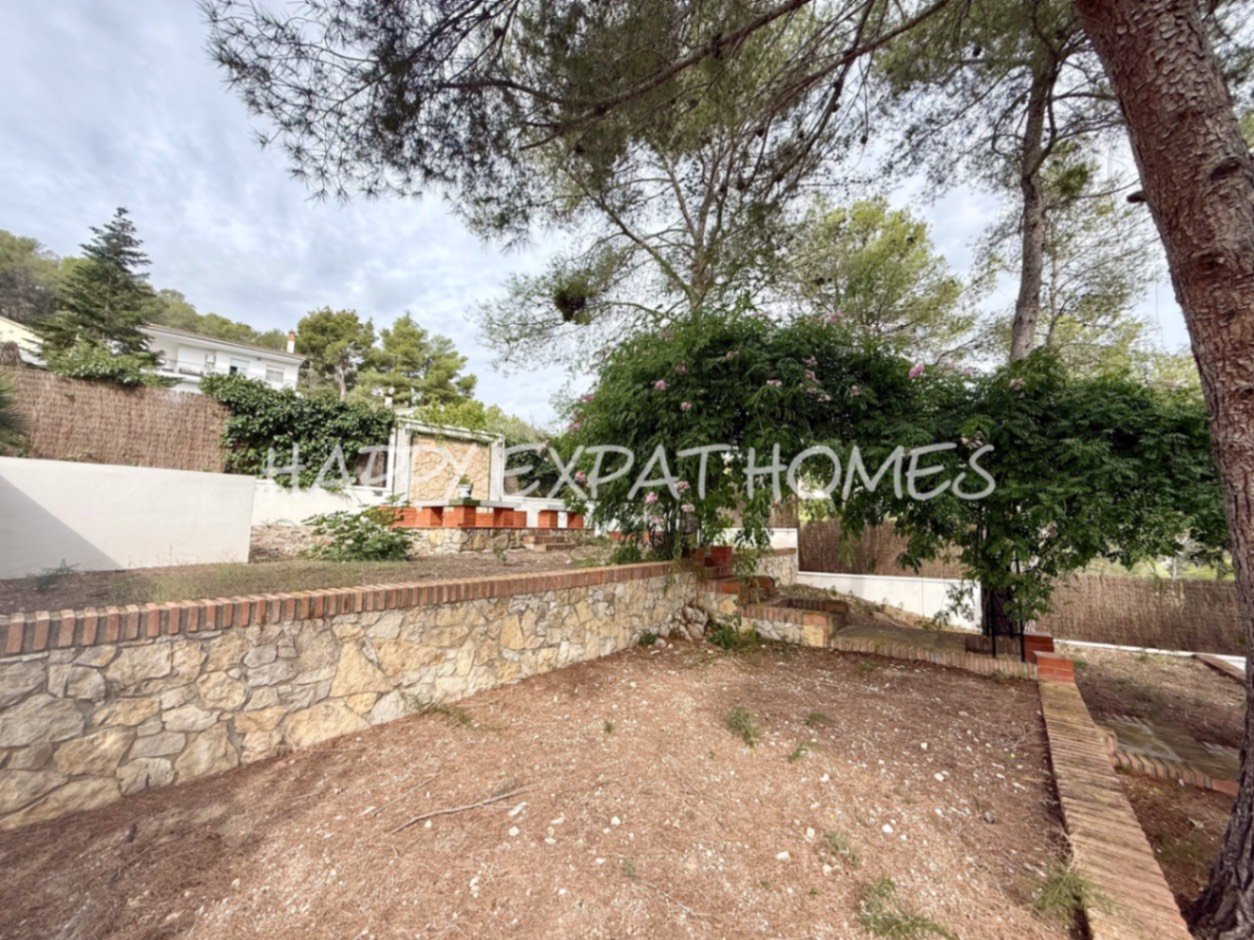 Eingebettet in den ruhigen Hügeln von Olivella, bietet diese schöne Villa die perfekte Kombination aus Ruhe, Raum und mediterranem Charme. Das Anwesen