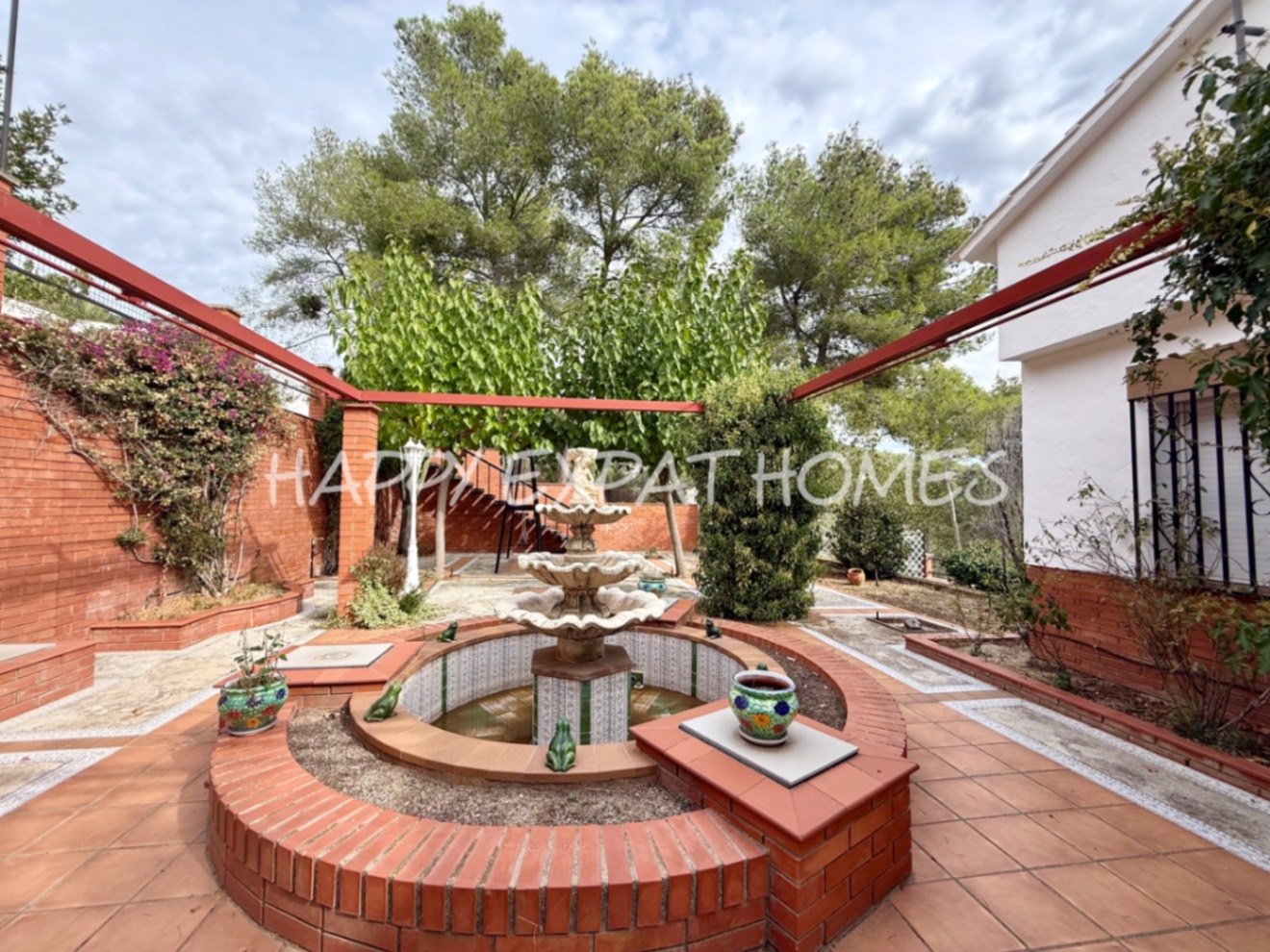 Eingebettet in den ruhigen Hügeln von Olivella, bietet diese schöne Villa die perfekte Kombination aus Ruhe, Raum und mediterranem Charme. Das Anwesen