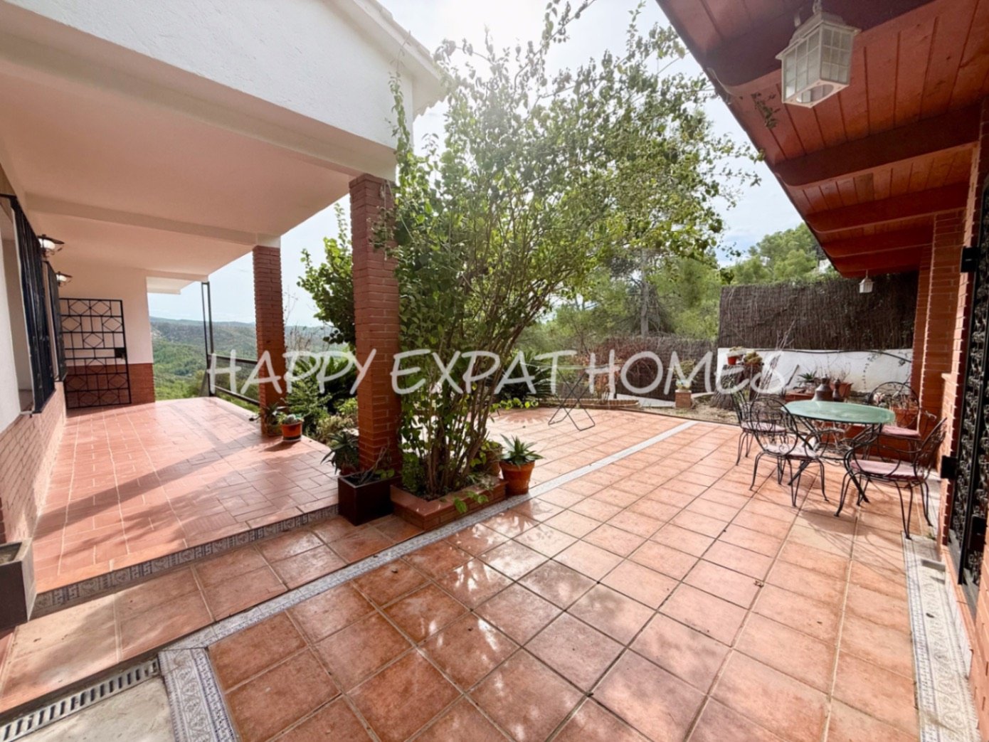 Eingebettet in den ruhigen Hügeln von Olivella, bietet diese schöne Villa die perfekte Kombination aus Ruhe, Raum und mediterranem Charme. Das Anwesen