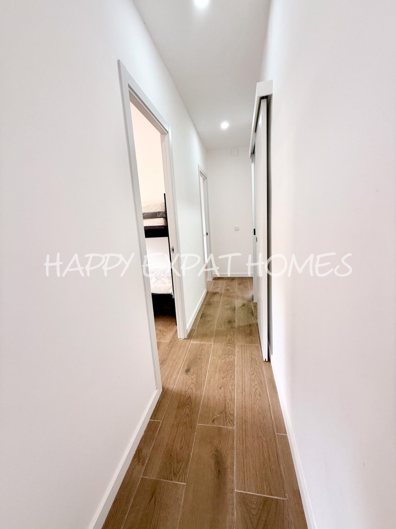 Eingebettet in den ruhigen Hügeln von Olivella, bietet diese schöne Villa die perfekte Kombination aus Ruhe, Raum und mediterranem Charme. Das Anwesen