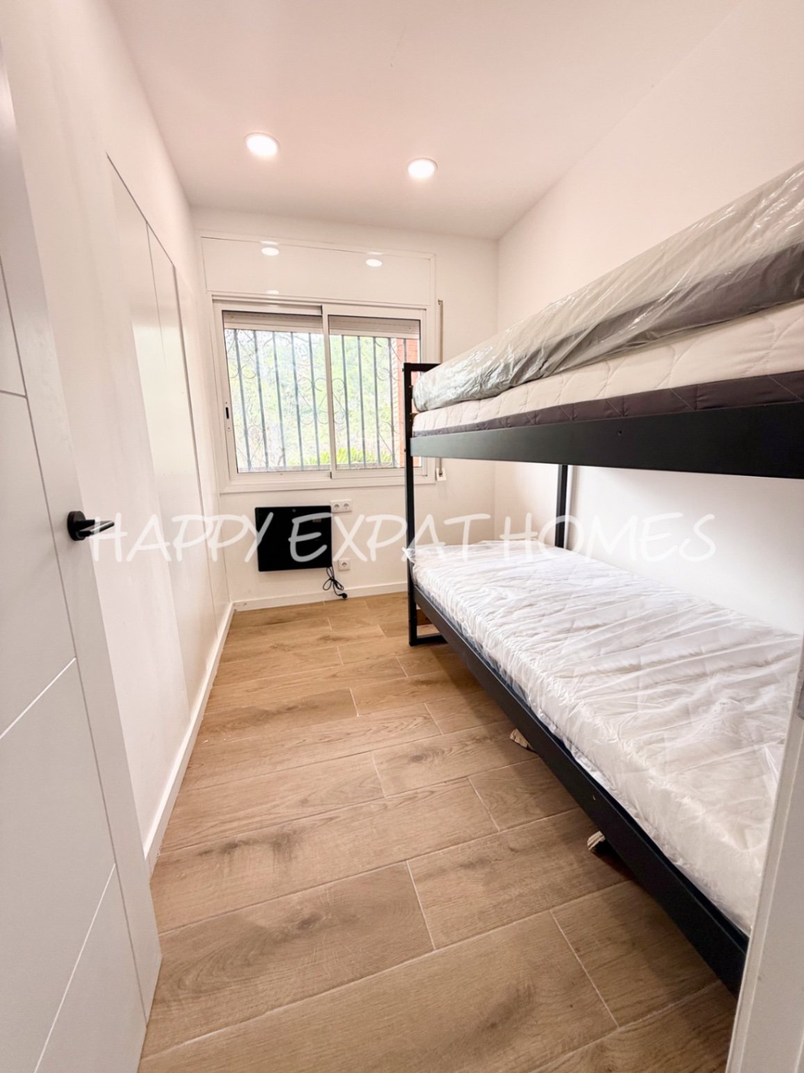 Eingebettet in den ruhigen Hügeln von Olivella, bietet diese schöne Villa die perfekte Kombination aus Ruhe, Raum und mediterranem Charme. Das Anwesen