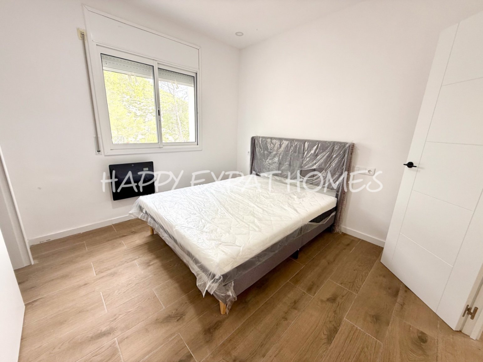 Eingebettet in den ruhigen Hügeln von Olivella, bietet diese schöne Villa die perfekte Kombination aus Ruhe, Raum und mediterranem Charme. Das Anwesen