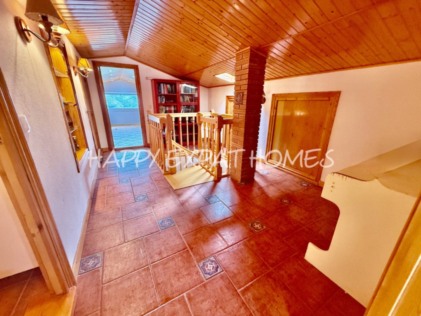 Eingebettet in den ruhigen Hügeln von Olivella, bietet diese schöne Villa die perfekte Kombination aus Ruhe, Raum und mediterranem Charme. Das Anwesen